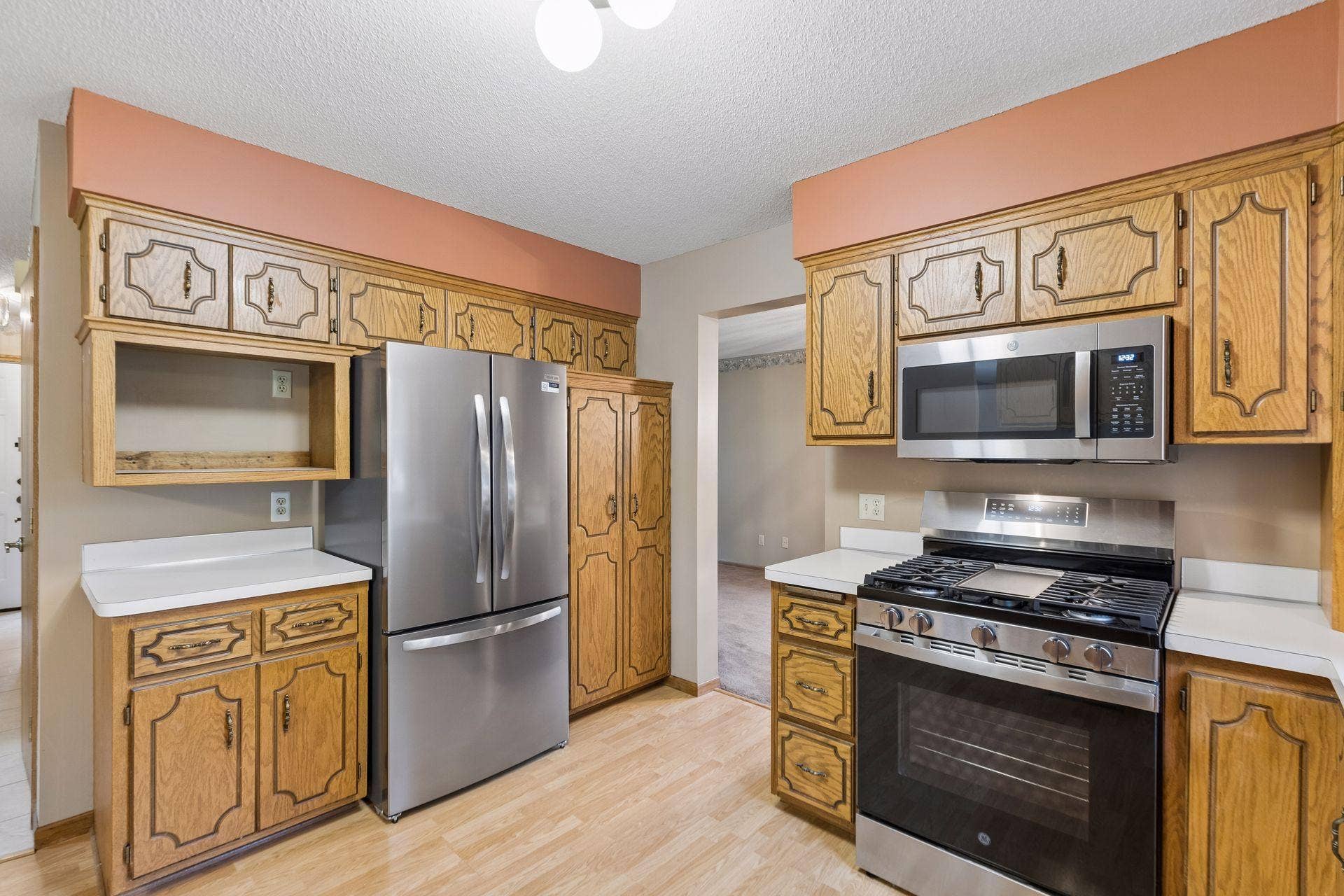 9119 Nantwick Ridge, Brooklyn Park, MN 55443 New fridge!