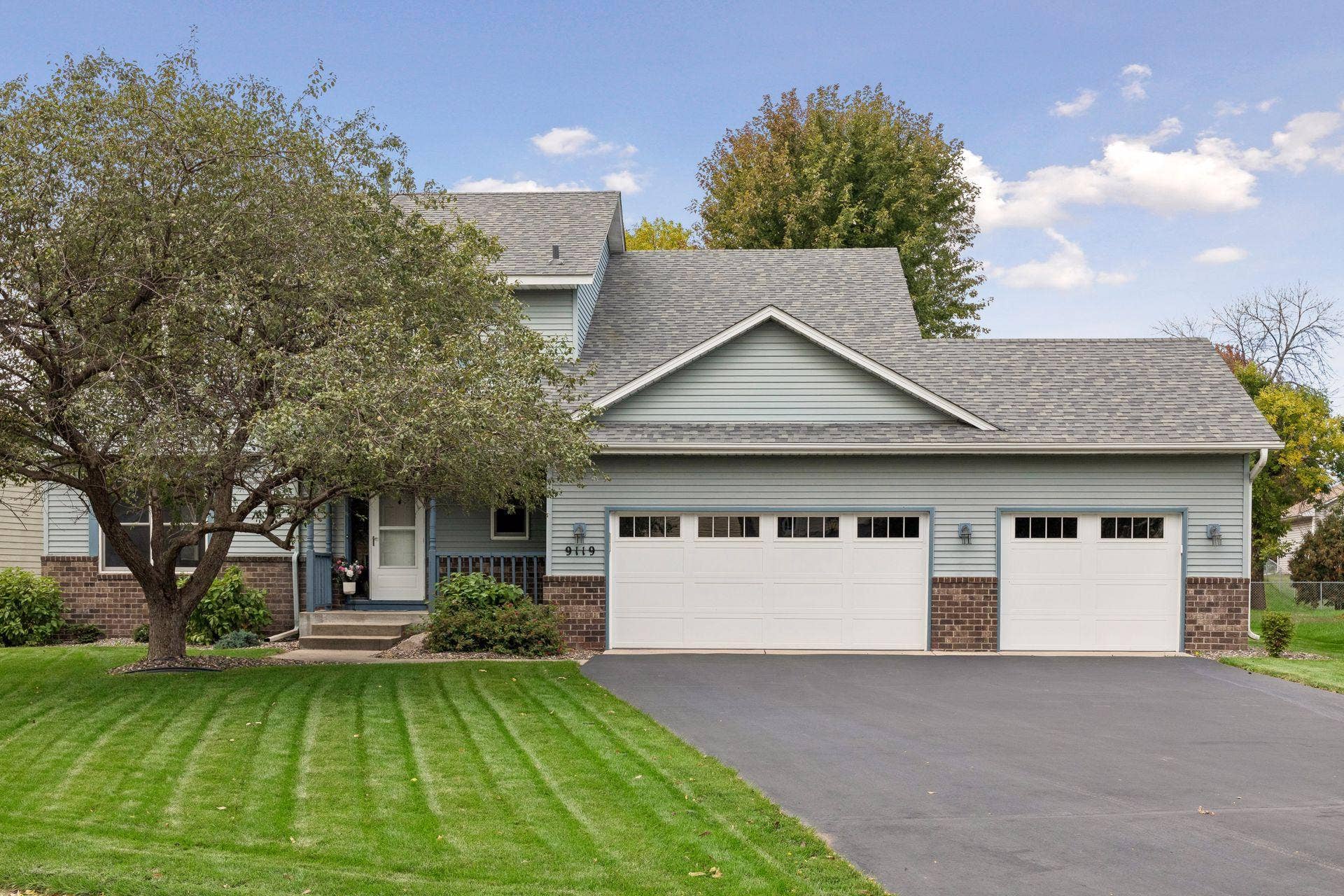 9119 Nantwick Ridge, Brooklyn Park, MN 55443 4 bed/3 bath/3 car garage