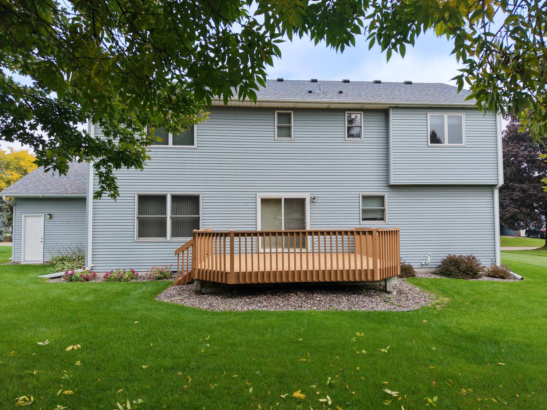 9119 Nantwick Ridge, Brooklyn Park, MN 55443 Easy access from the main level