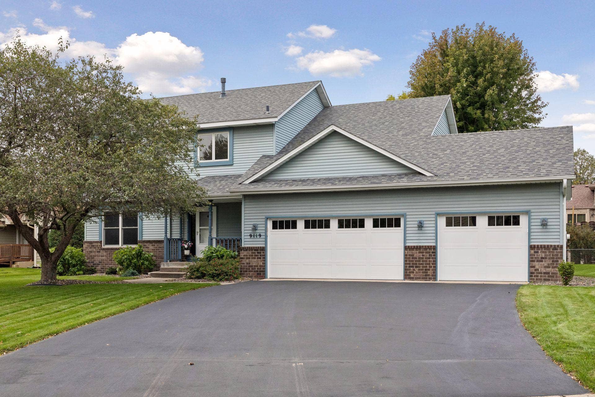9119 Nantwick Ridge, Brooklyn Park, MN 55443 Welcome home!