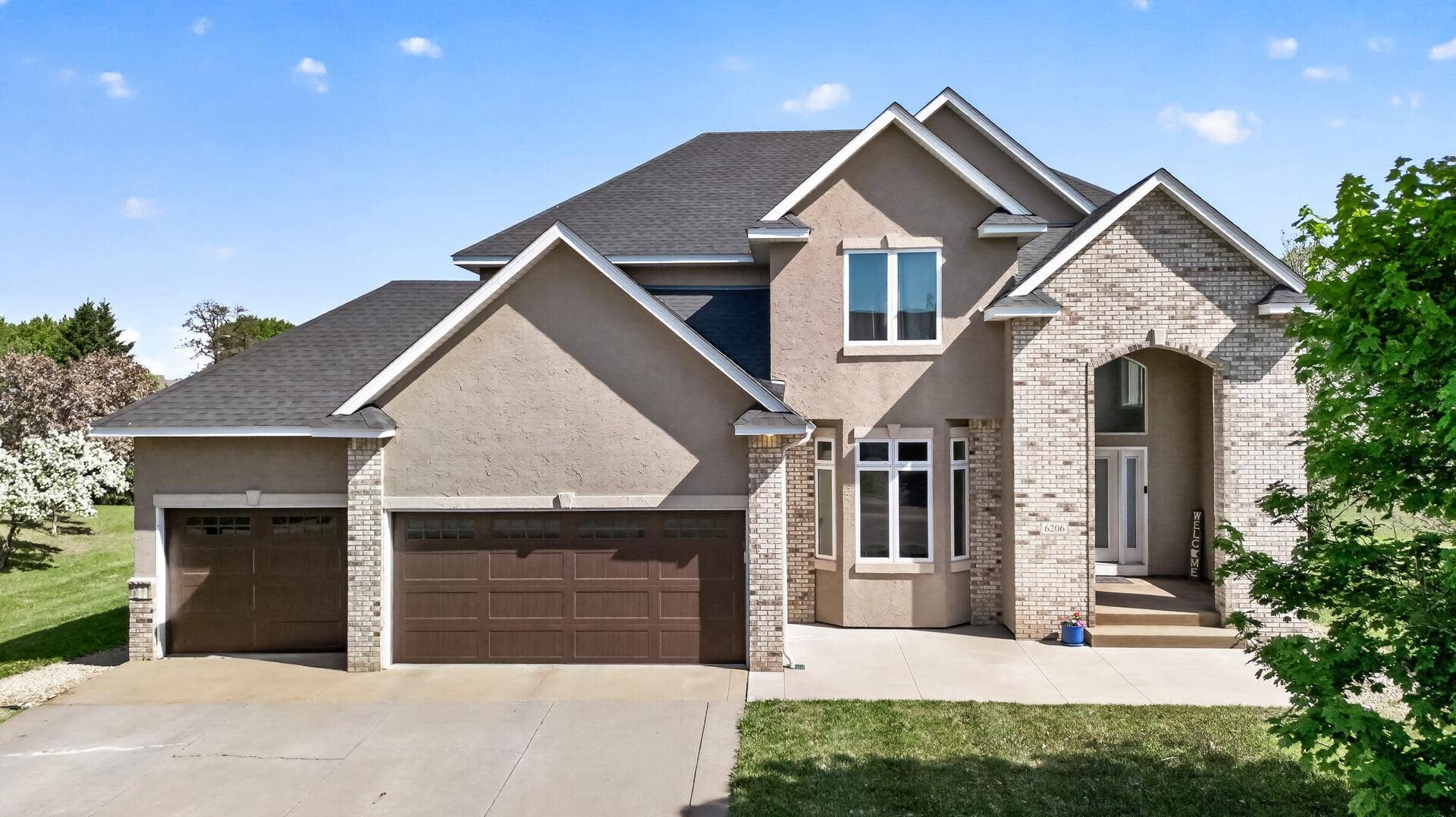 6206 106th Avenue N, Brooklyn Park, MN 55443 Welcome home!