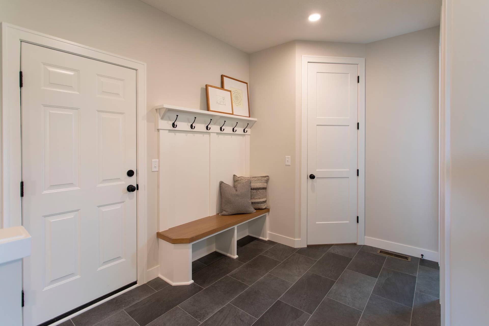 5910 Furnished main_8.jpg