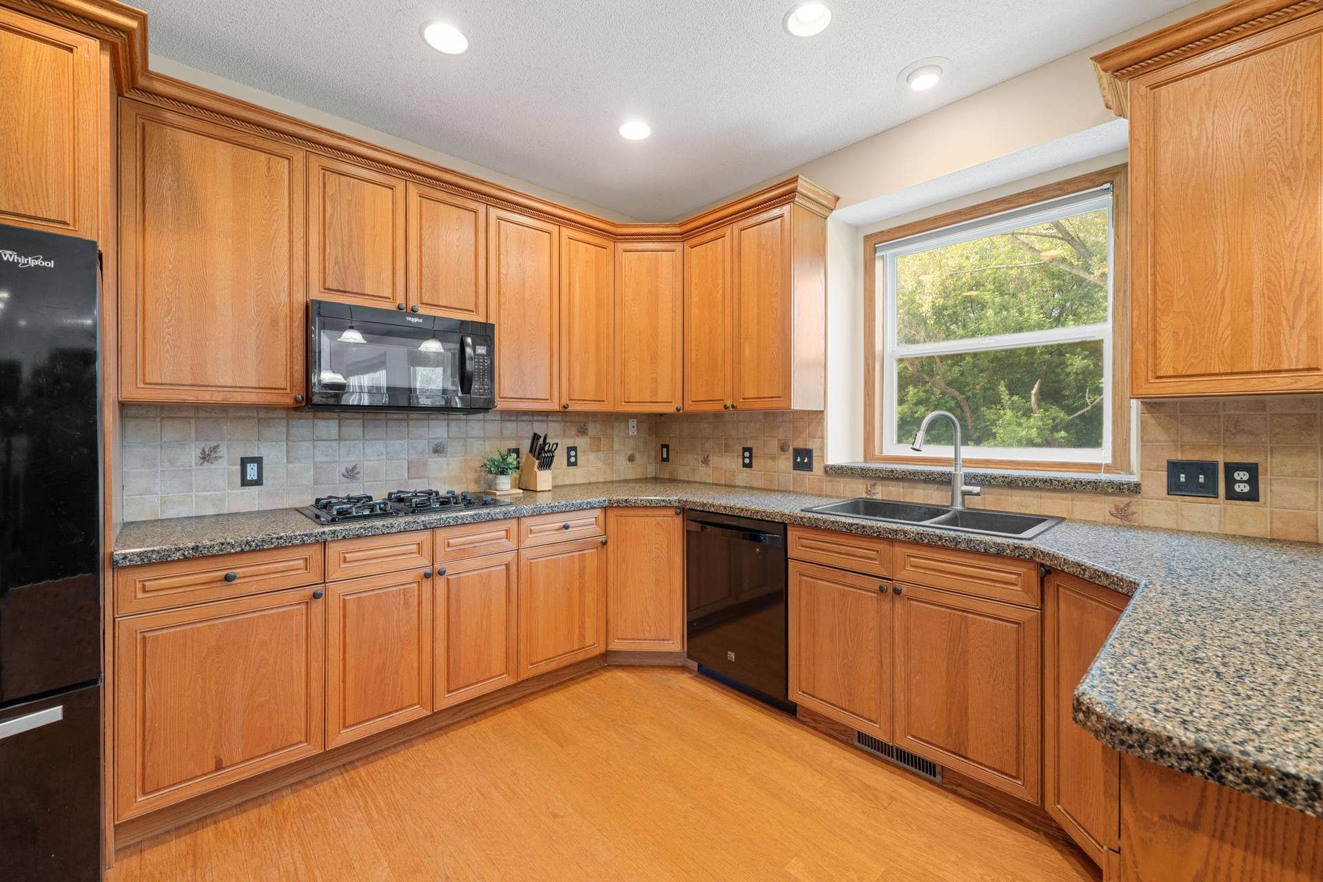 16381 Gunflint Trail, Lakeville, MN 55044 Quartz countertops!
