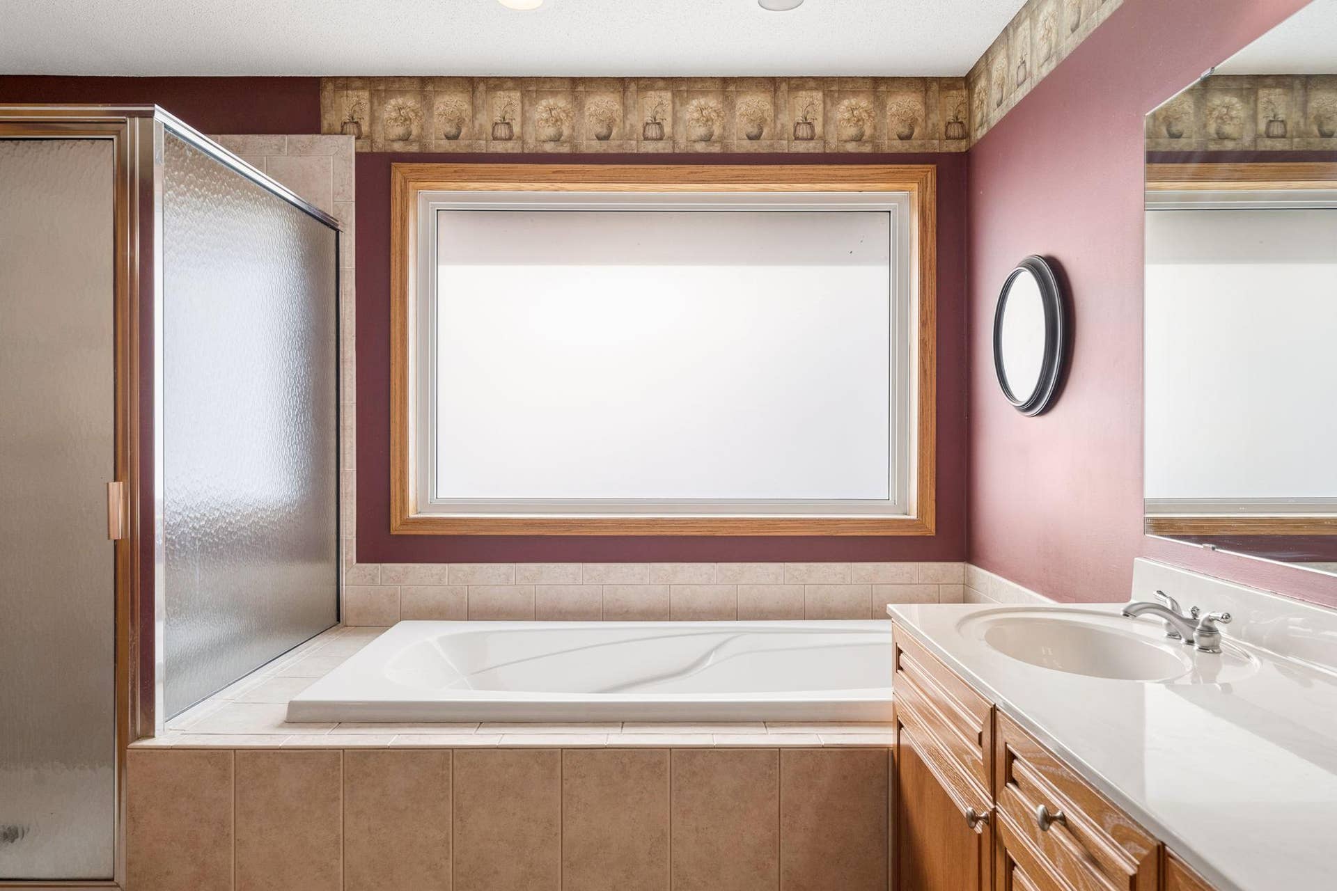 16381 Gunflint Trail, Lakeville, MN 55044 Large soaker tub!