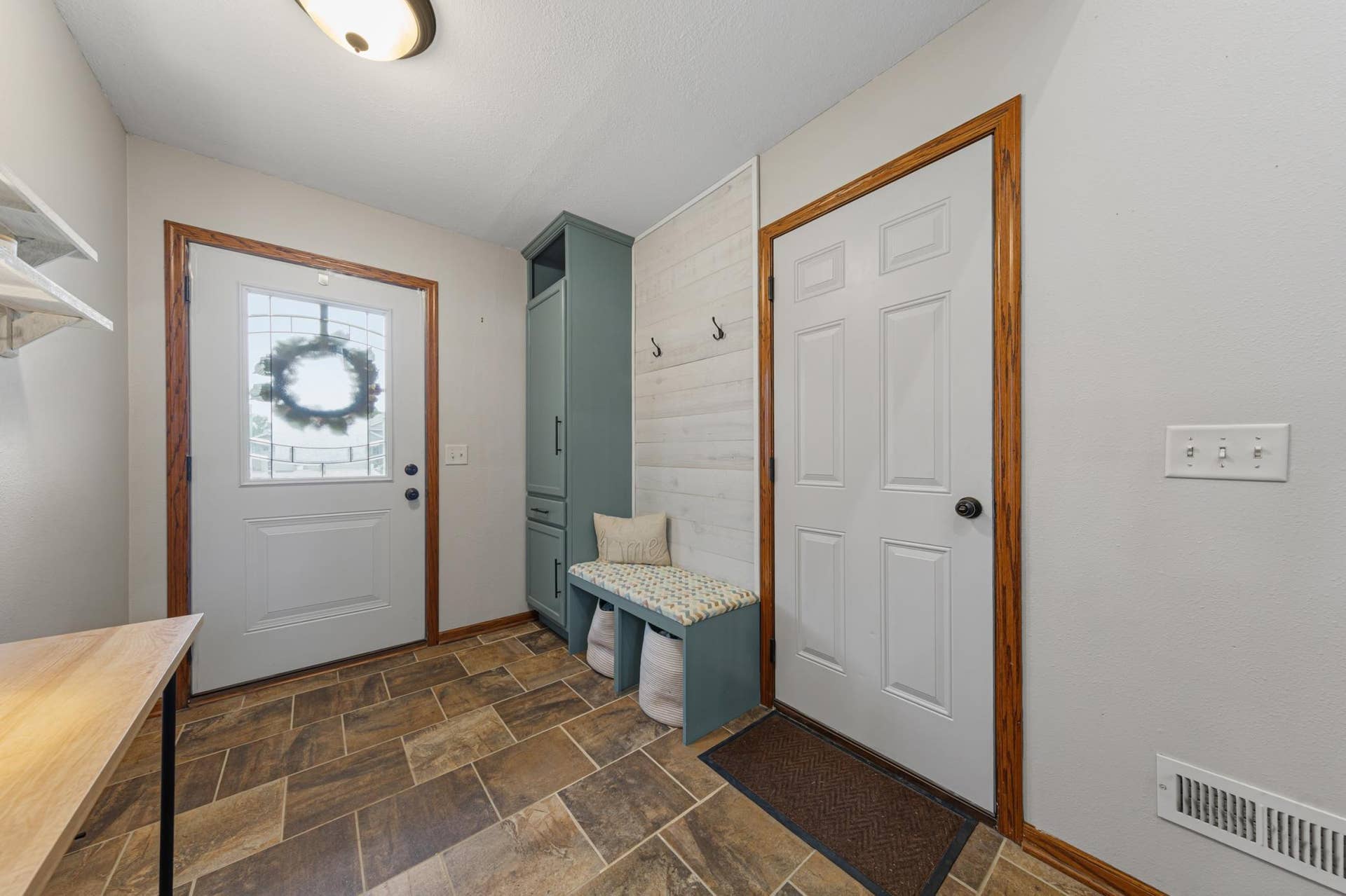104 Kingsmill Court, Mankato, MN 56001 11 foyer.jpg