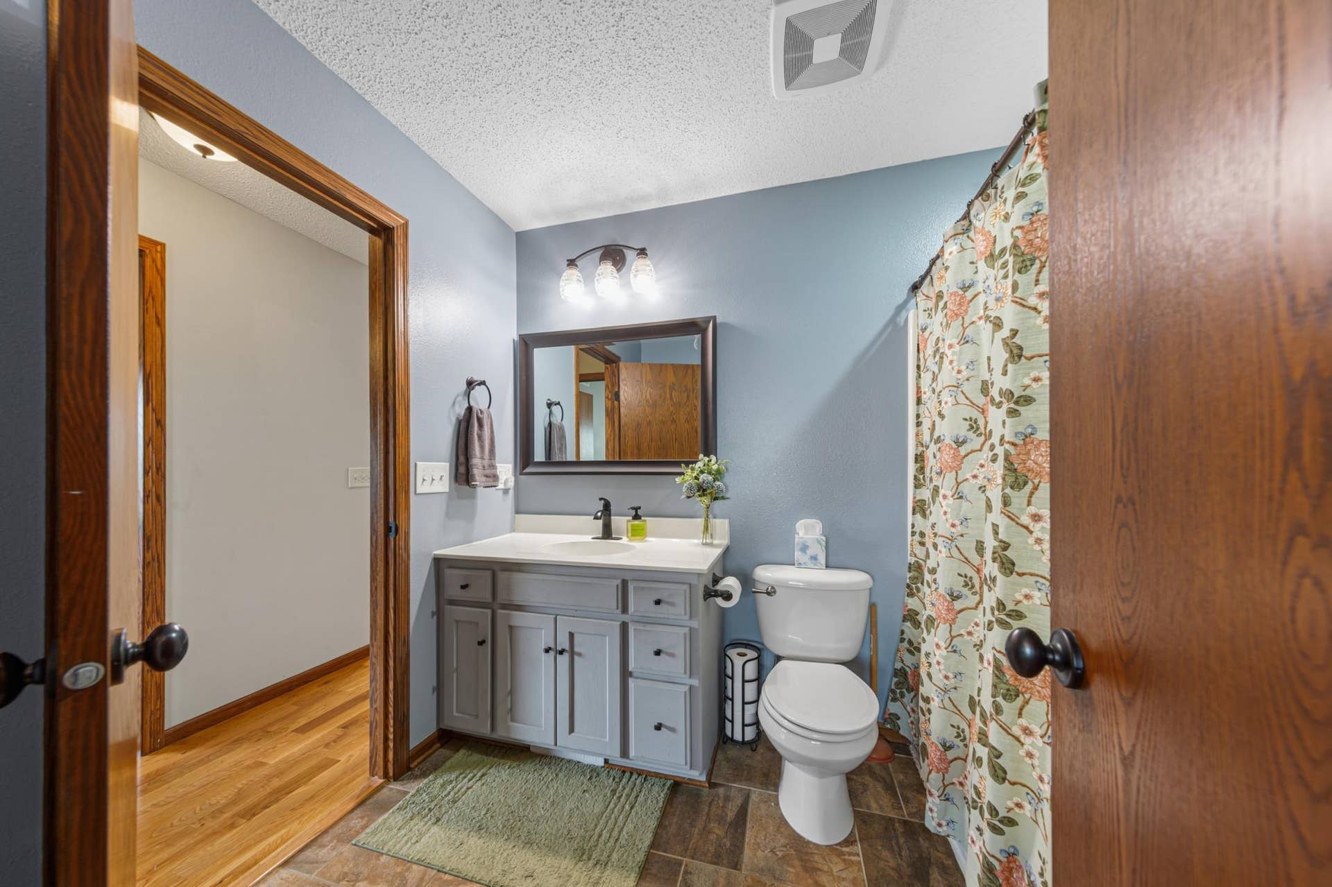 104 Kingsmill Court, Mankato, MN 56001 28 bathroom.jpg