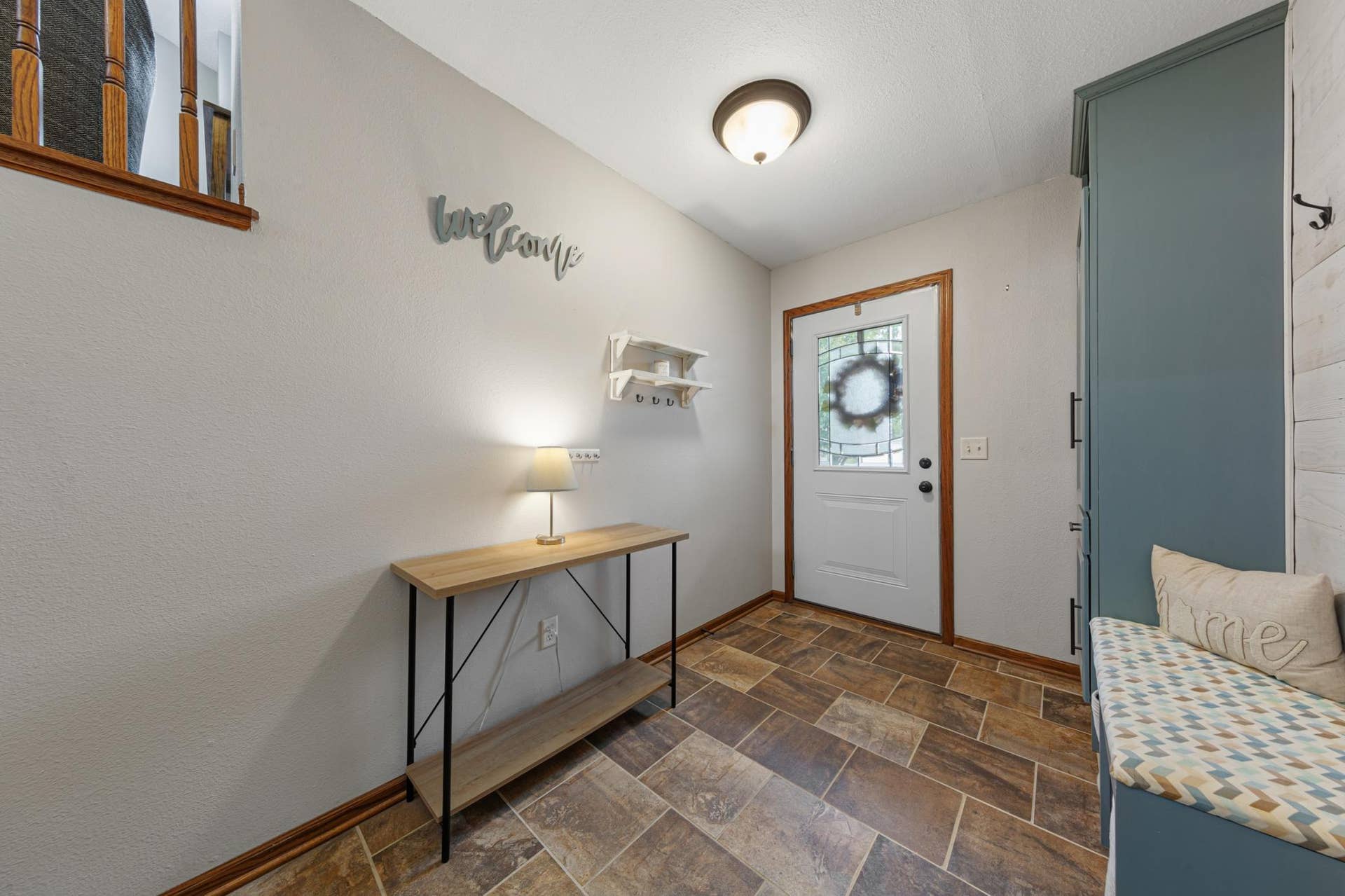 104 Kingsmill Court, Mankato, MN 56001 12 foyer.jpg