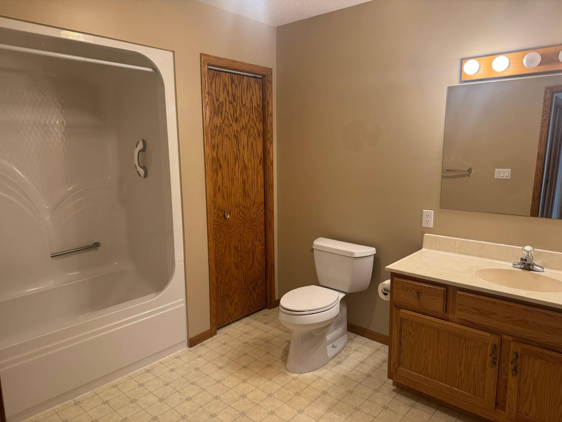 3113 Maple Leaf Court NW, Bemidji, MN 56601 Main Floor Bath