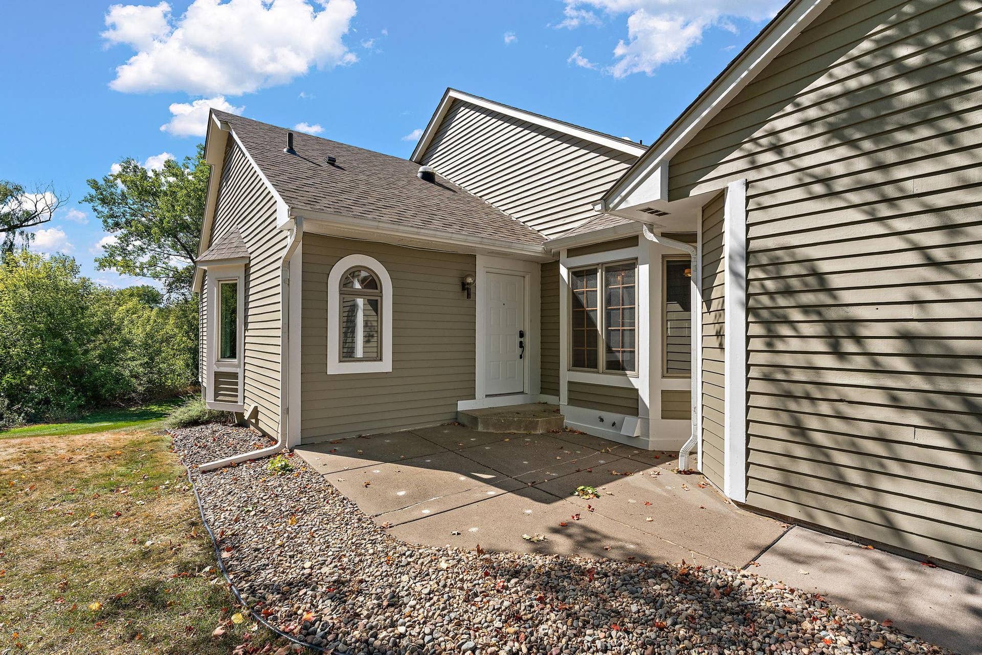 978 Winterberry Drive, Woodbury, MN 55125 Built in 1987 and updated throughout~