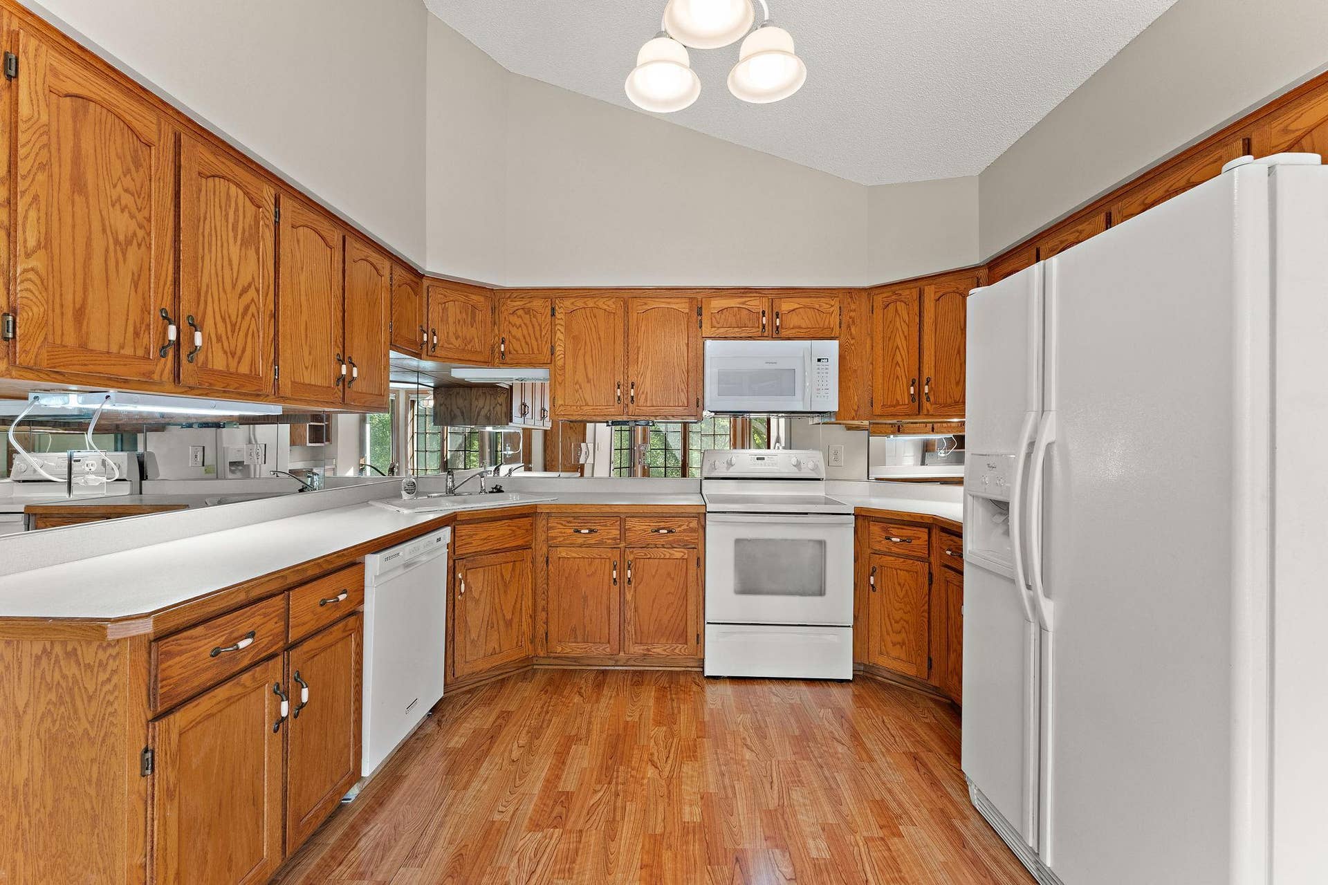 978 Winterberry Drive, Woodbury, MN 55125 Oak cabinetry with pull out drawers