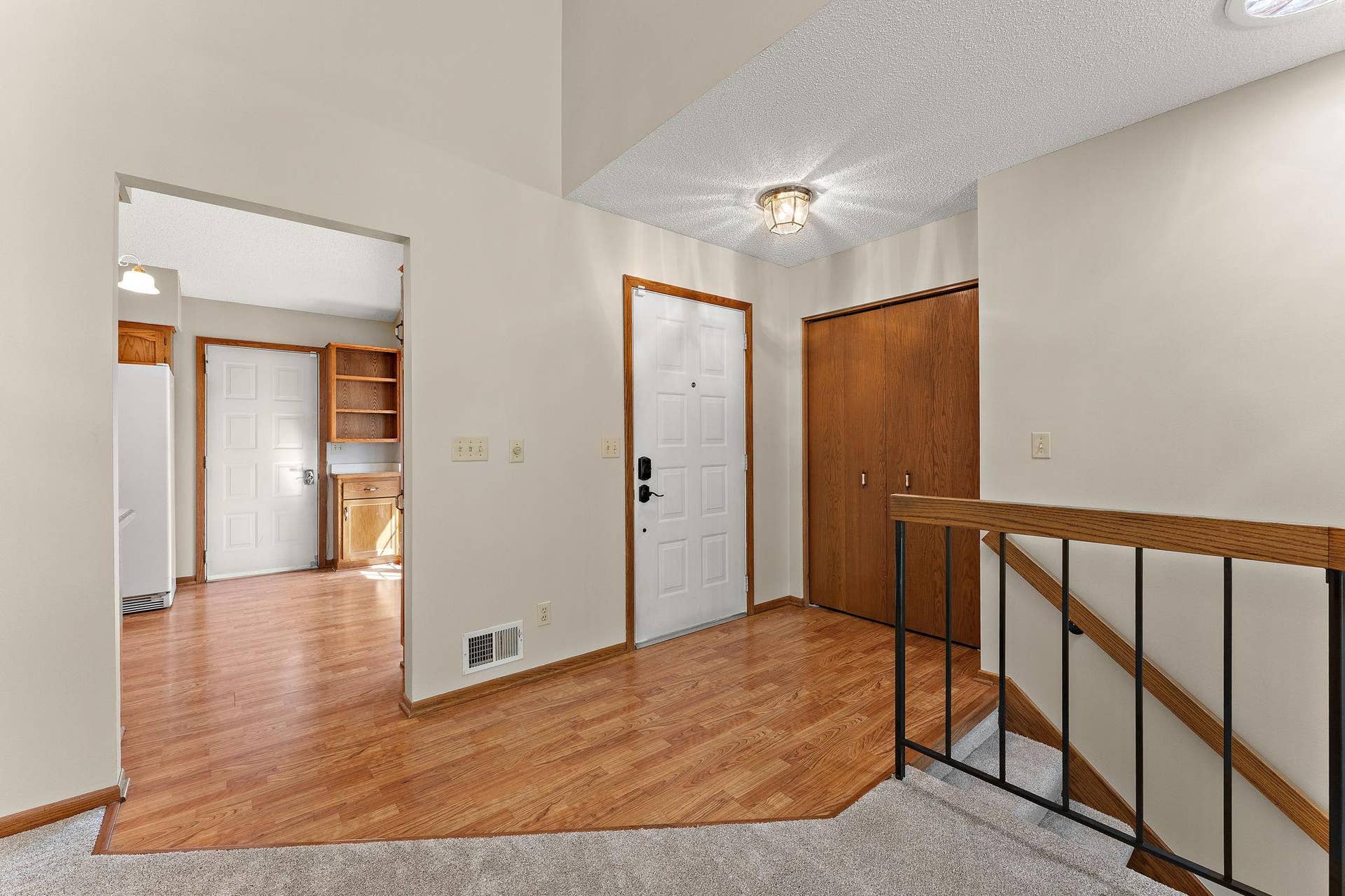978 Winterberry Drive, Woodbury, MN 55125 Spacious entryway!