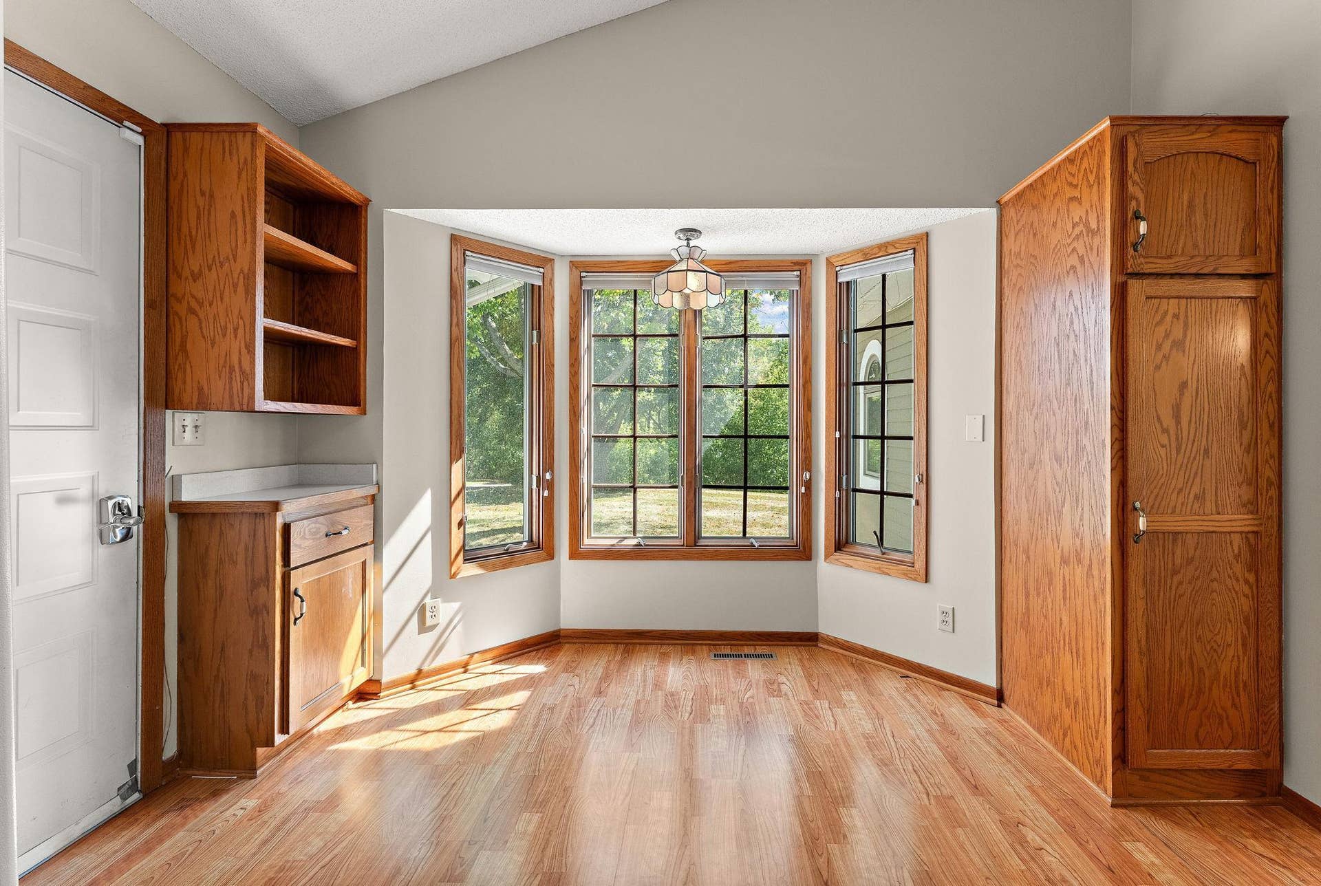978 Winterberry Drive, Woodbury, MN 55125 Sunny breakfast nook and coffee station!