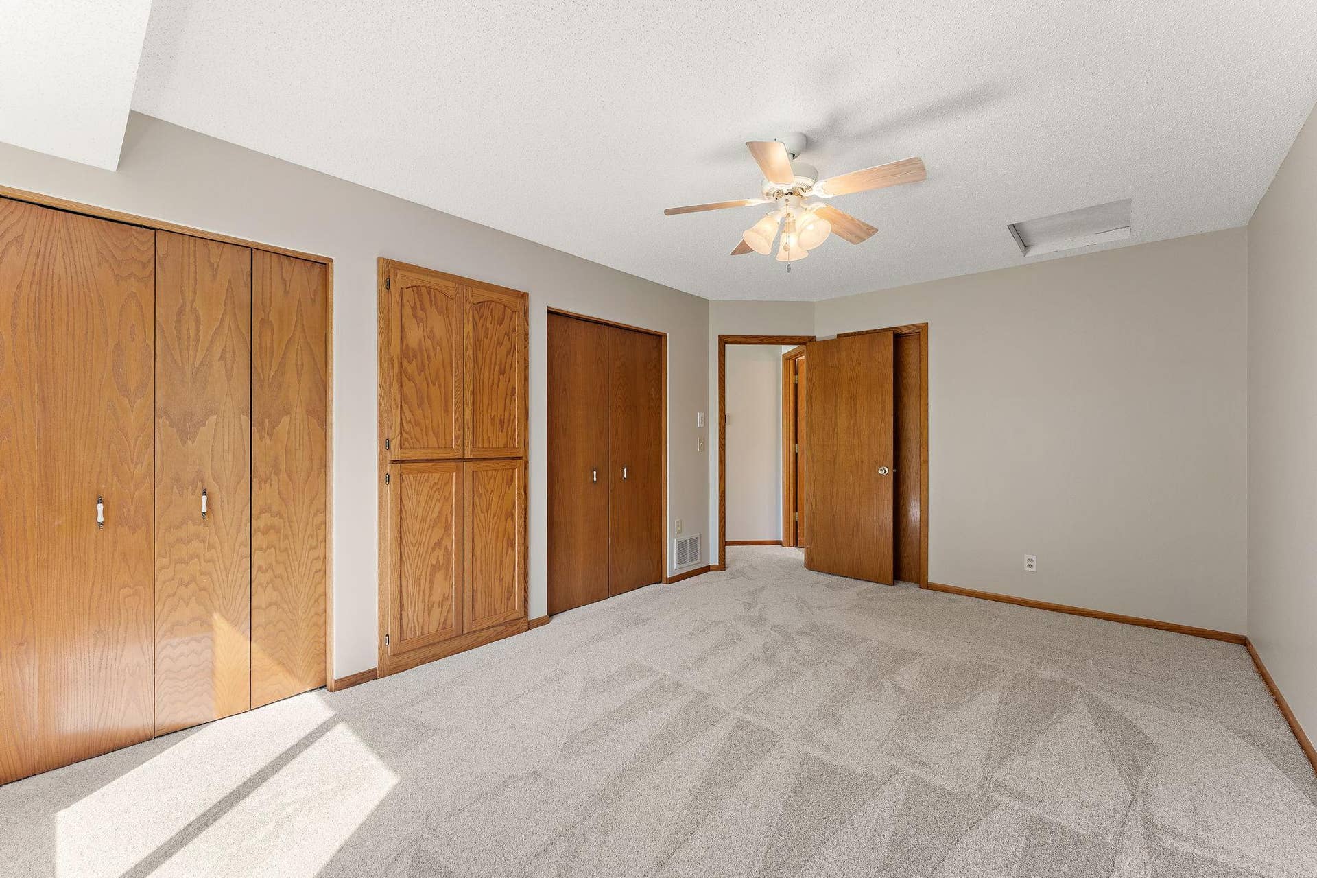 978 Winterberry Drive, Woodbury, MN 55125 Double closets and built-in storage