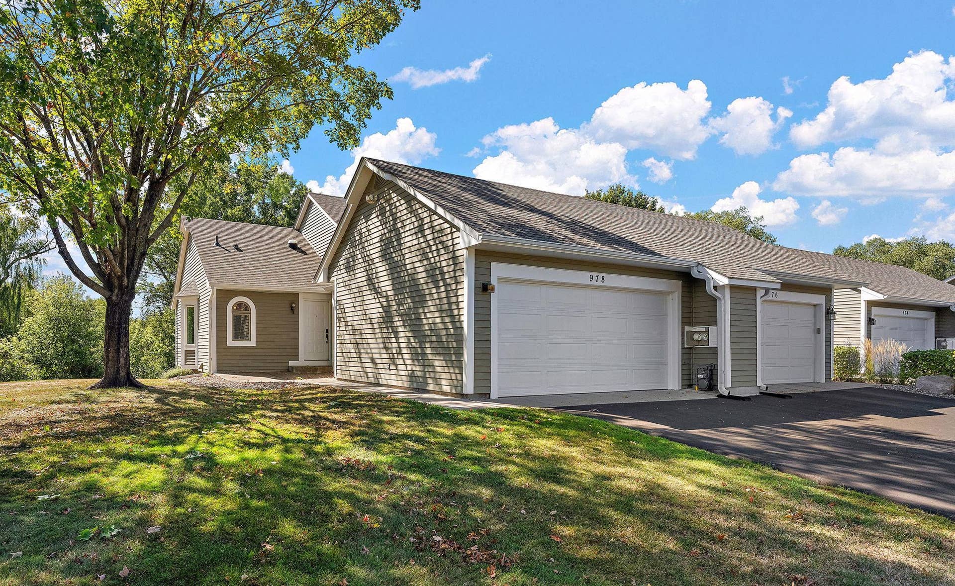 978 Winterberry Drive, Woodbury, MN 55125 Welcome to 978 Winterberry Drive! End unit on a cul-de-sac!