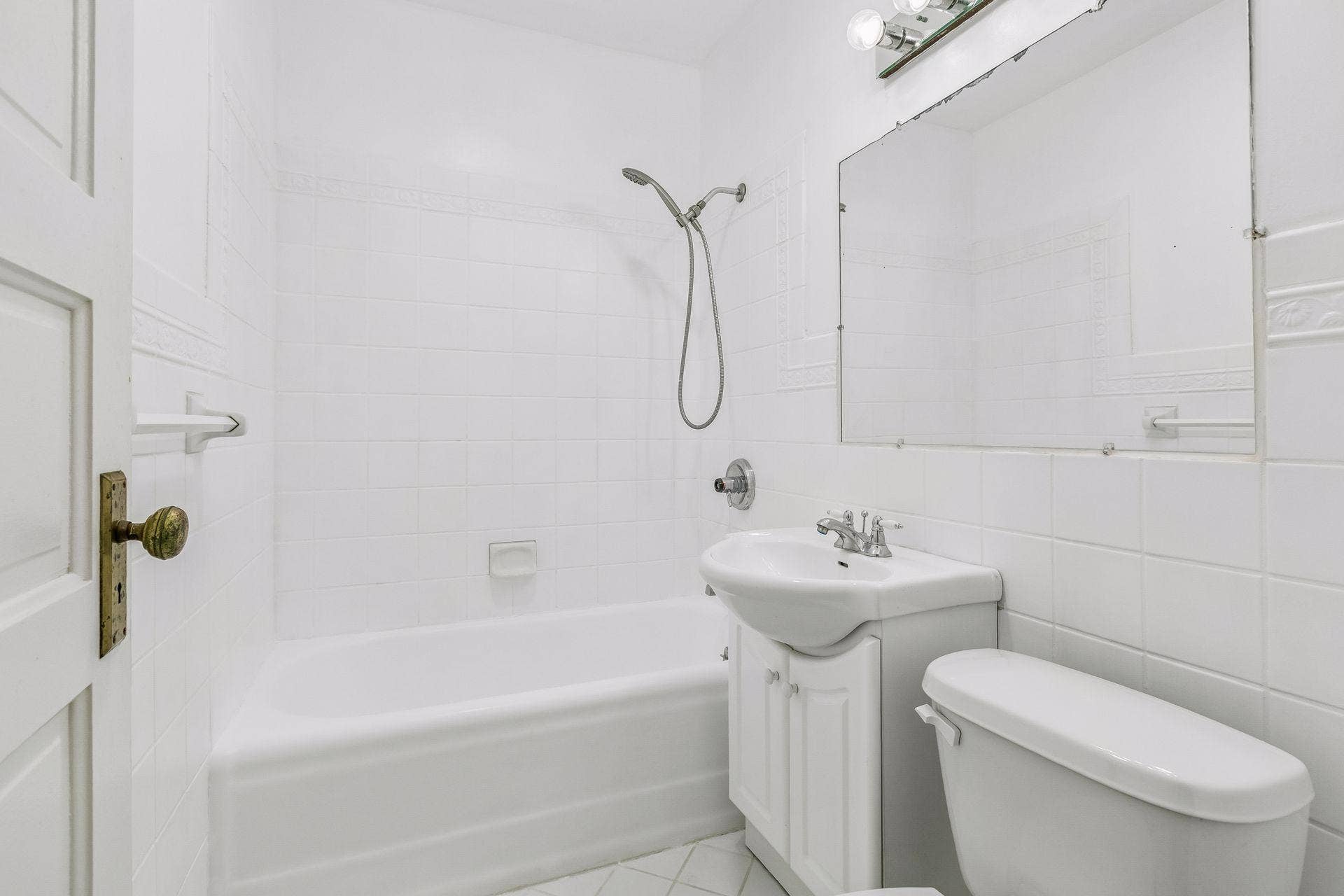 4412 Newton Avenue N, 81, Minneapolis, MN 55412 Full bath - tile floor and shower