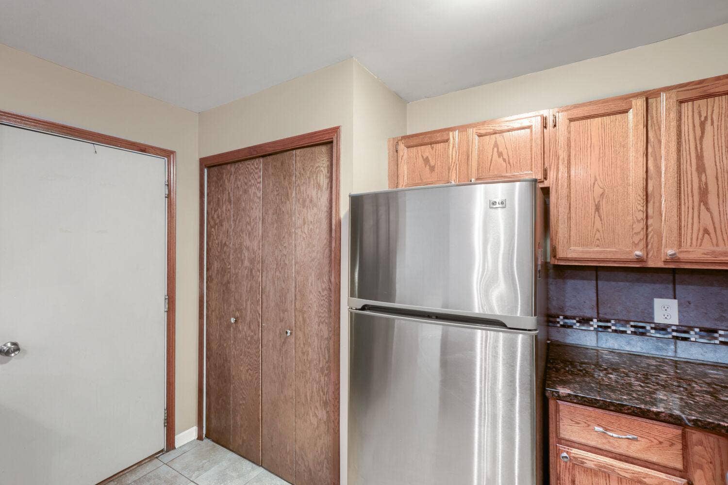 7026 19th Street N, #12, Oakdale, MN 55128 7026 19th St N 12 - Web Quality - 019 - 16 Kitchen.jpg