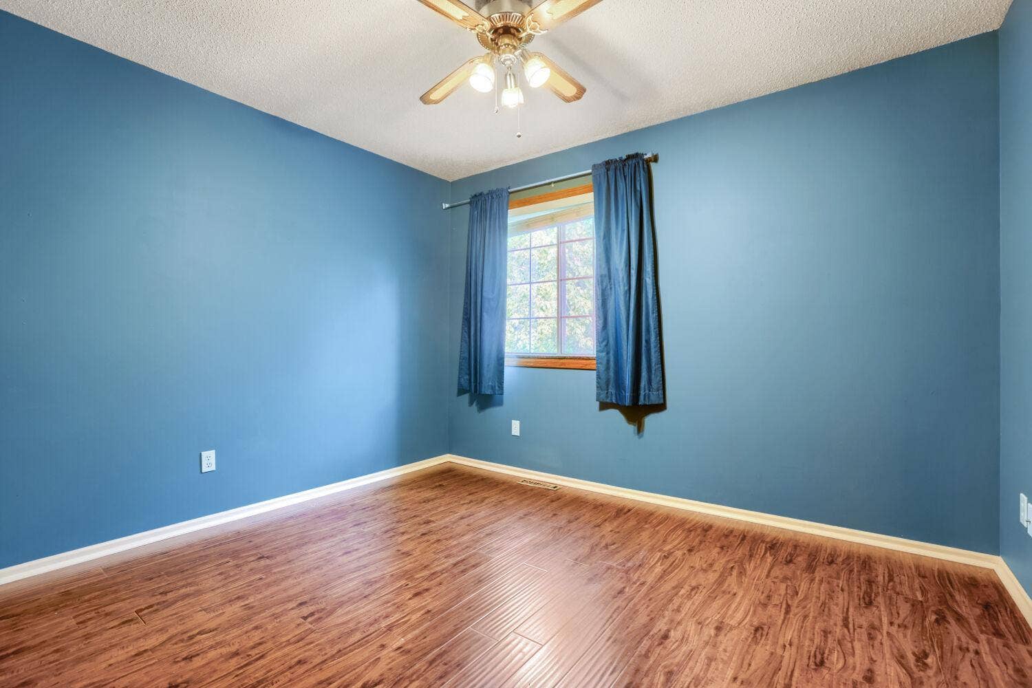 7026 19th Street N, #12, Oakdale, MN 55128 7026 19th St N 12 - Web Quality - 027 - 24 Bedroom.jpg