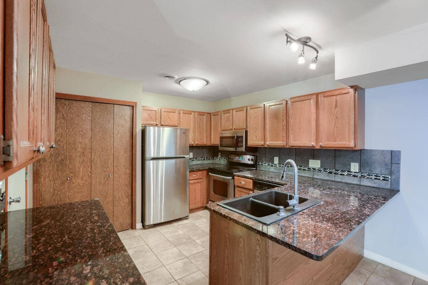 7026 19th Street N, #12, Oakdale, MN 55128 7026 19th St N 12 - Web Quality - 017 - 14 Kitchen.jpg