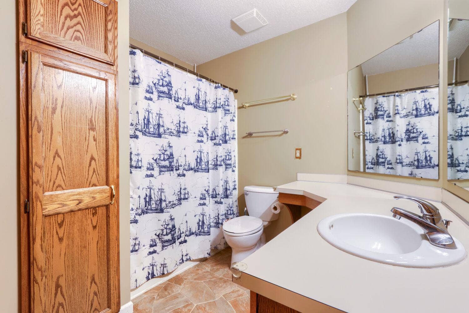 7026 19th Street N, #12, Oakdale, MN 55128 7026 19th St N 12 - Web Quality - 024 - 21 Primary Bathroom.jpg