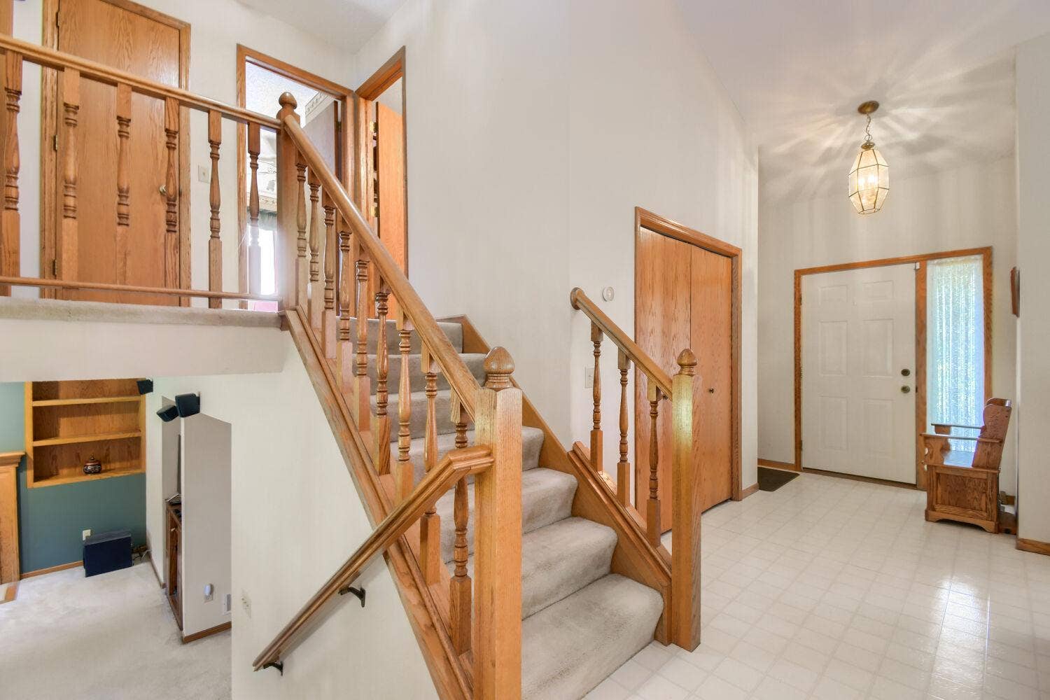 4670 Manor Drive, Eagan, MN 55123 4670 Manor Drive - Web Quality - 005 - 05 Foyer.jpg