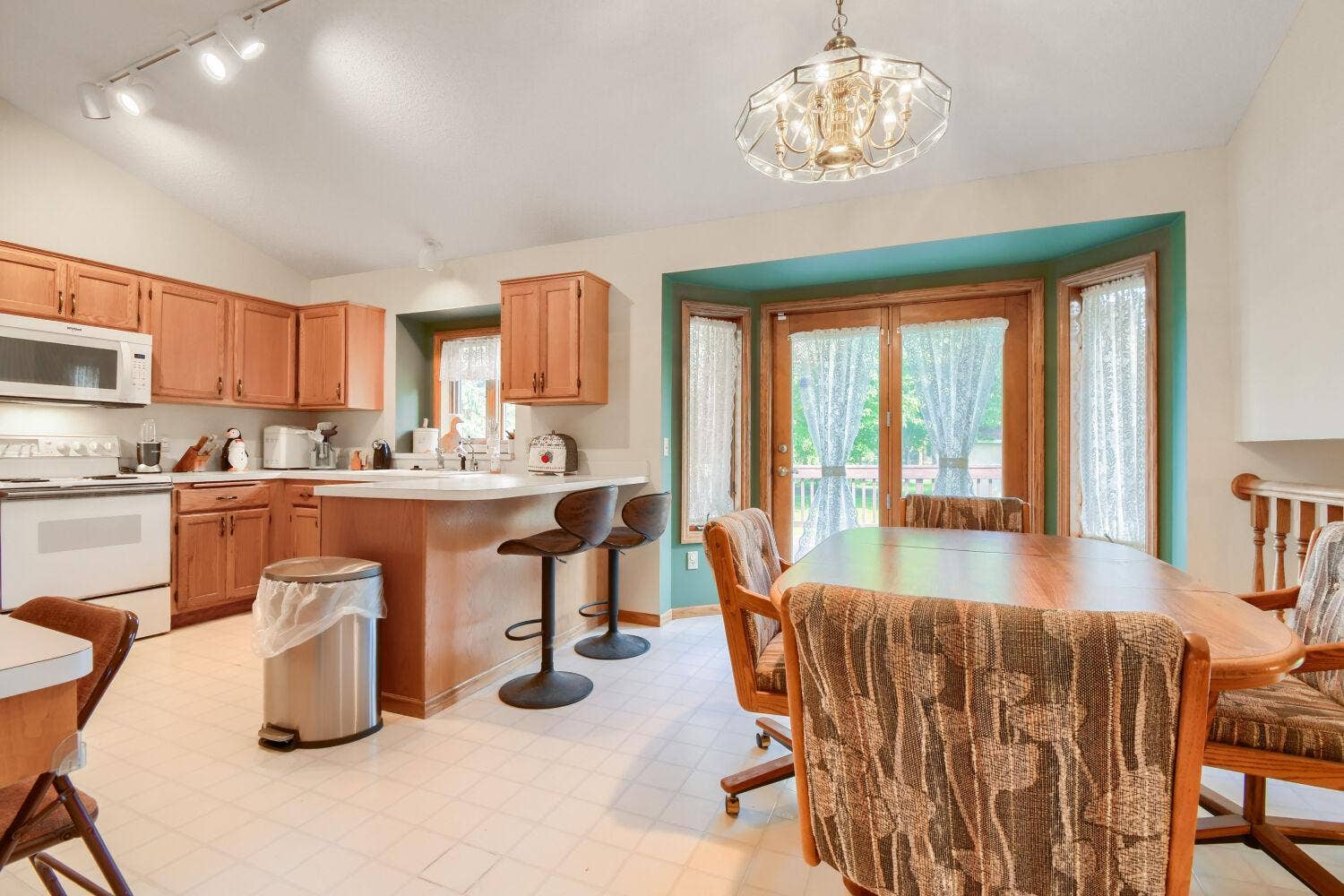4670 Manor Drive, Eagan, MN 55123 4670 Manor Drive - Web Quality - 011 - 11 Breakfast Area.jpg