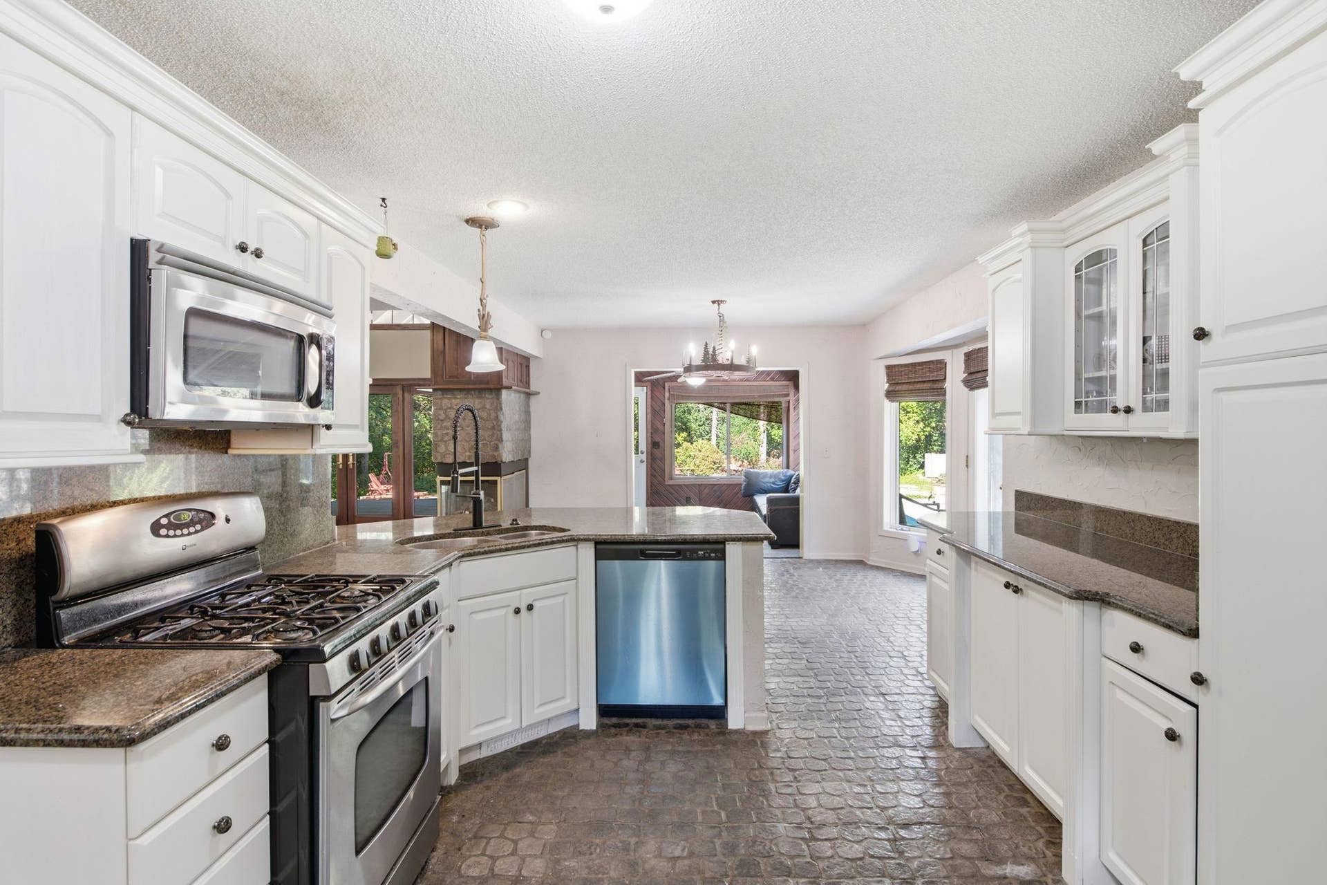 5994 425th St - Kitchen with Breakfast Area
