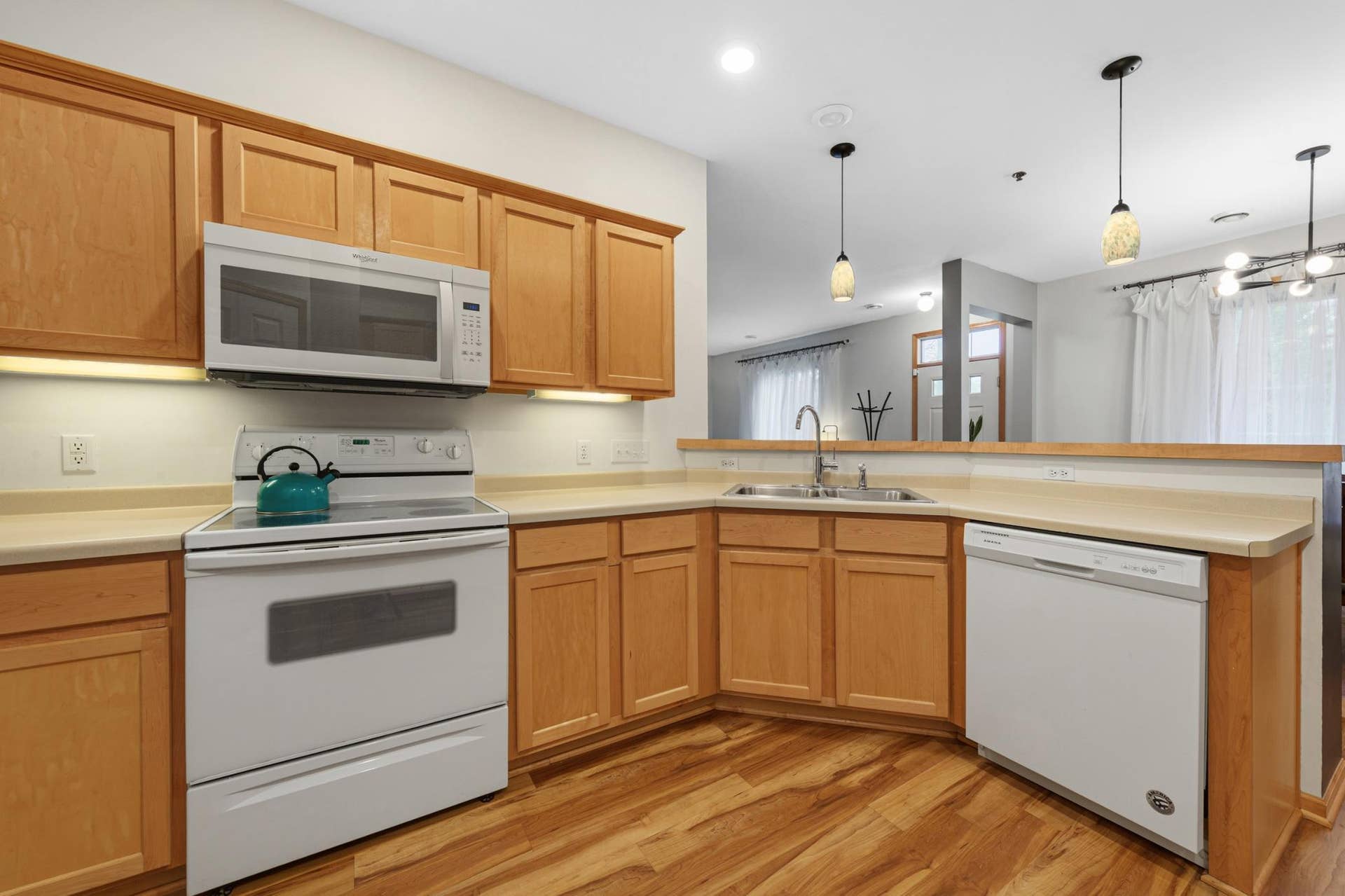 738 Maple Hills Drive, #J, Maplewood, MN 55117 16_14 kitchen.jpg