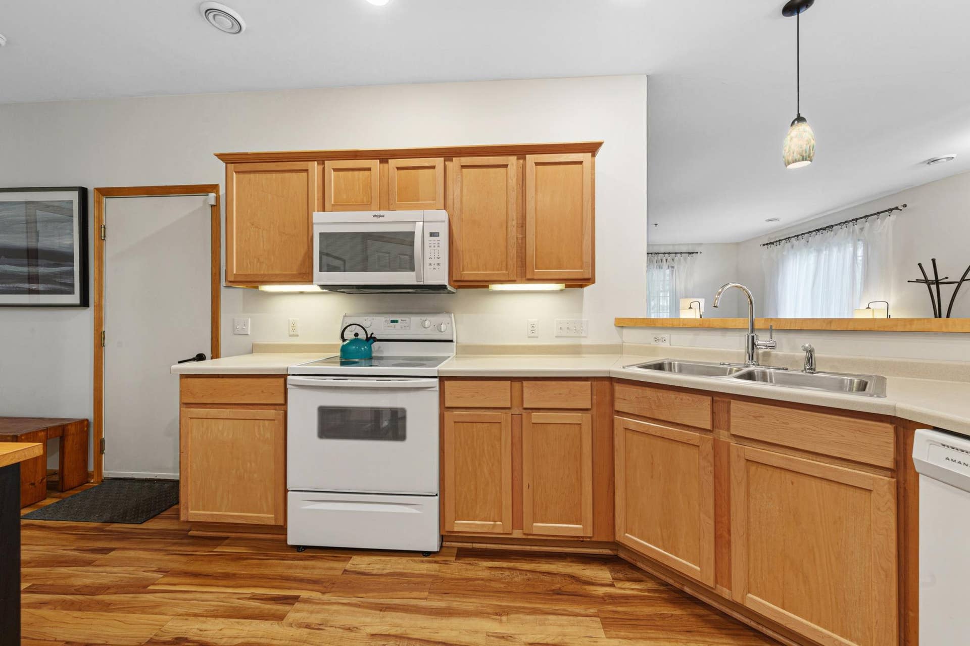 738 Maple Hills Drive, #J, Maplewood, MN 55117 17_15 kitchen.jpg