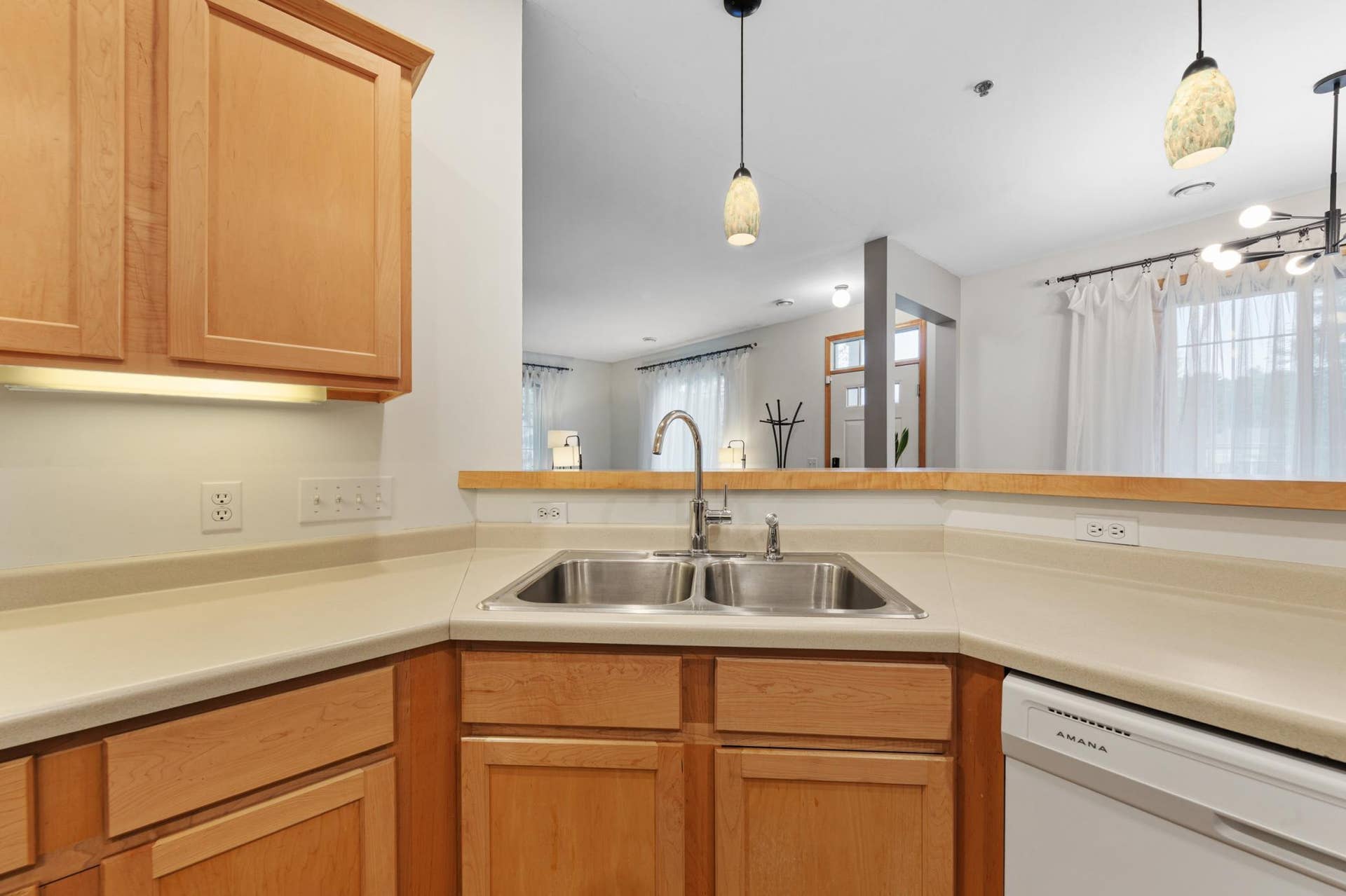 738 Maple Hills Drive, #J, Maplewood, MN 55117 18_16 kitchen.jpg