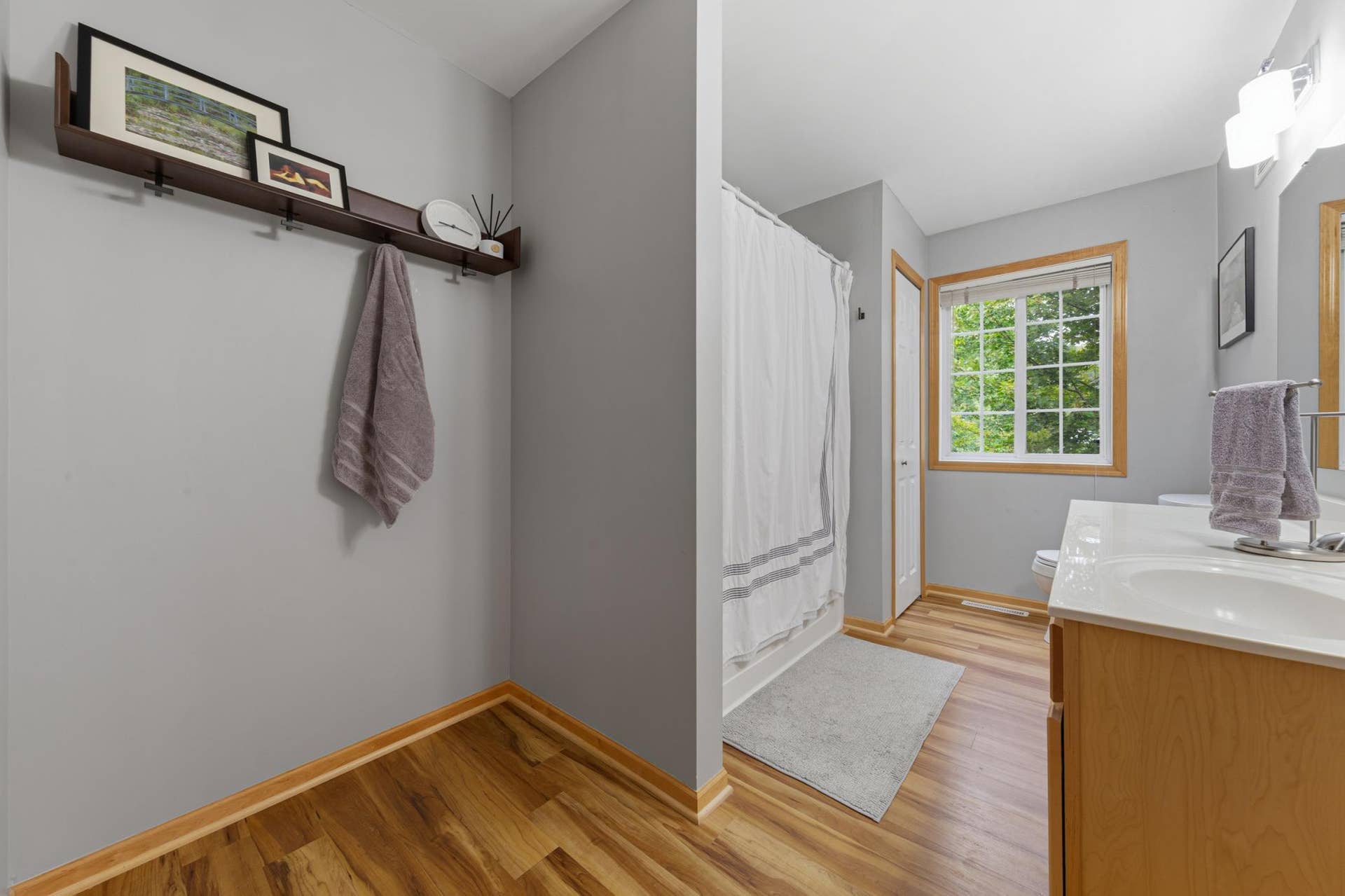 738 Maple Hills Drive, #J, Maplewood, MN 55117 33_31 bathroom.jpg