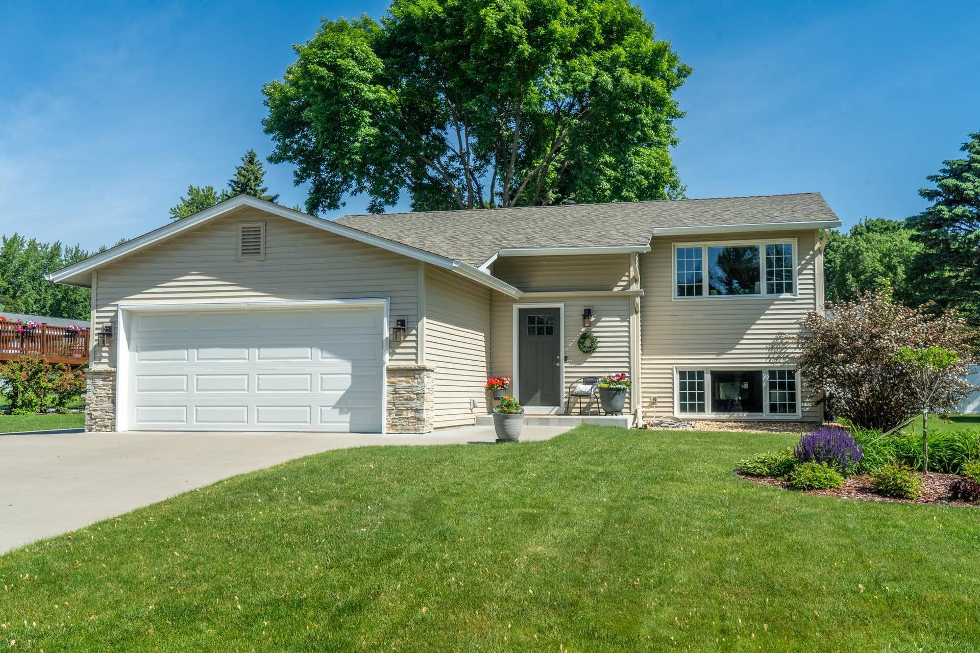 14250 55th Street N, Stillwater, MN 55082 Welcome home.