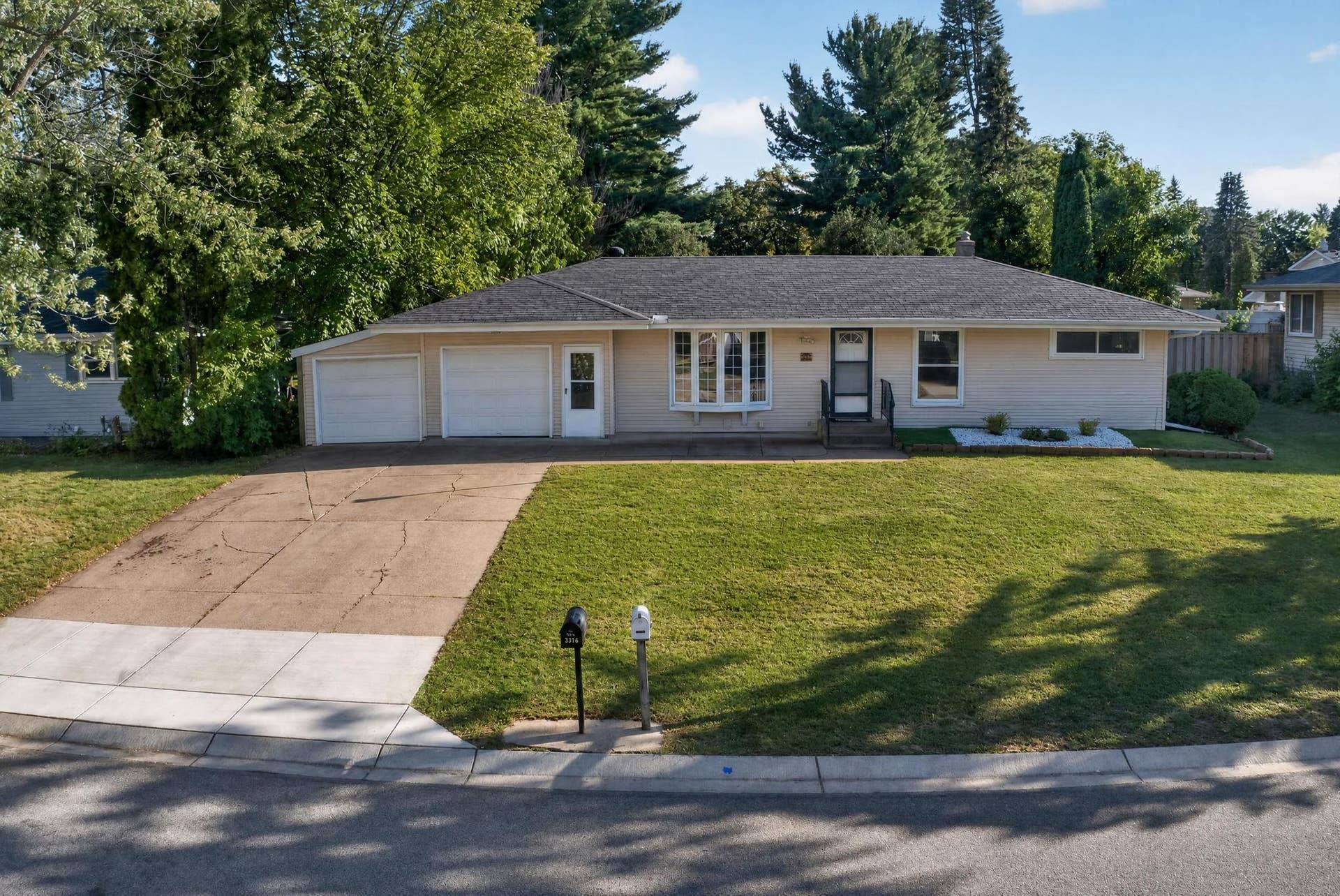 3907 Lakewood Avenue, White Bear Lake, MN 55110 4-web-or-mls-DJI_0568.jpg