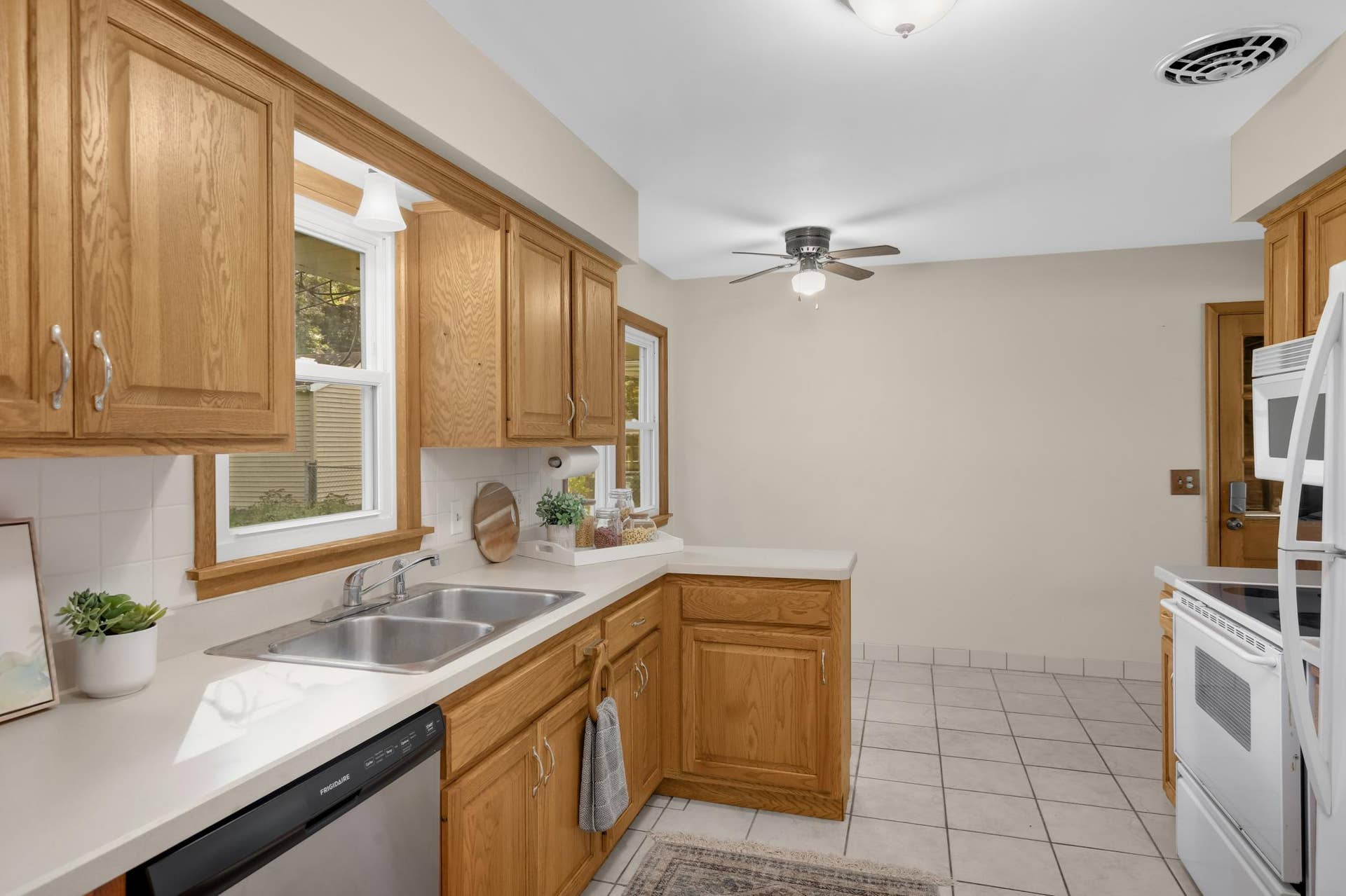 3829 Oak Street N, Brooklyn Center, MN 55429 Enjoy great storage throughout this kitchen.