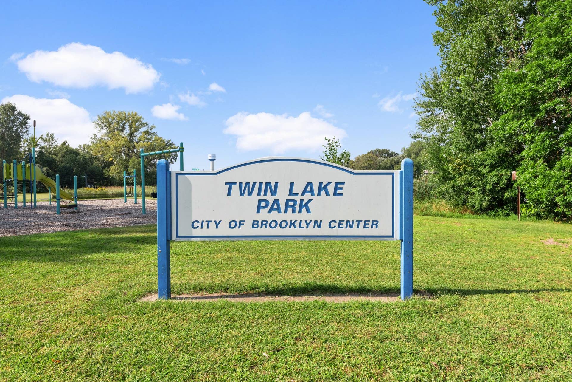 3829 Oak Street N, Brooklyn Center, MN 55429 Twin Lake Park is tucked into a dead-end neighborhood