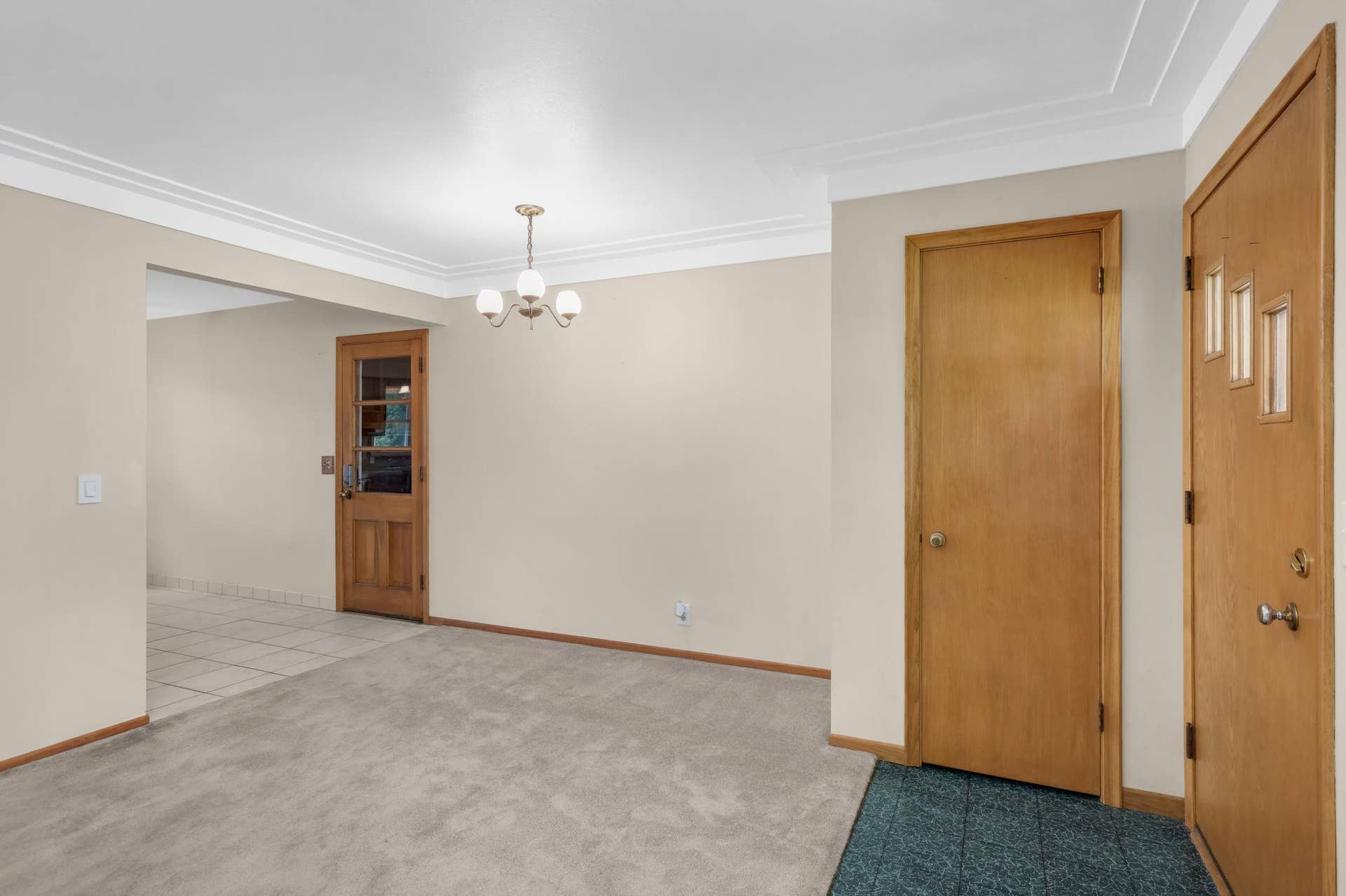 3829 Oak Street N, Brooklyn Center, MN 55429 This incredible floor plan offers a formal dining room along with a casual dining area.