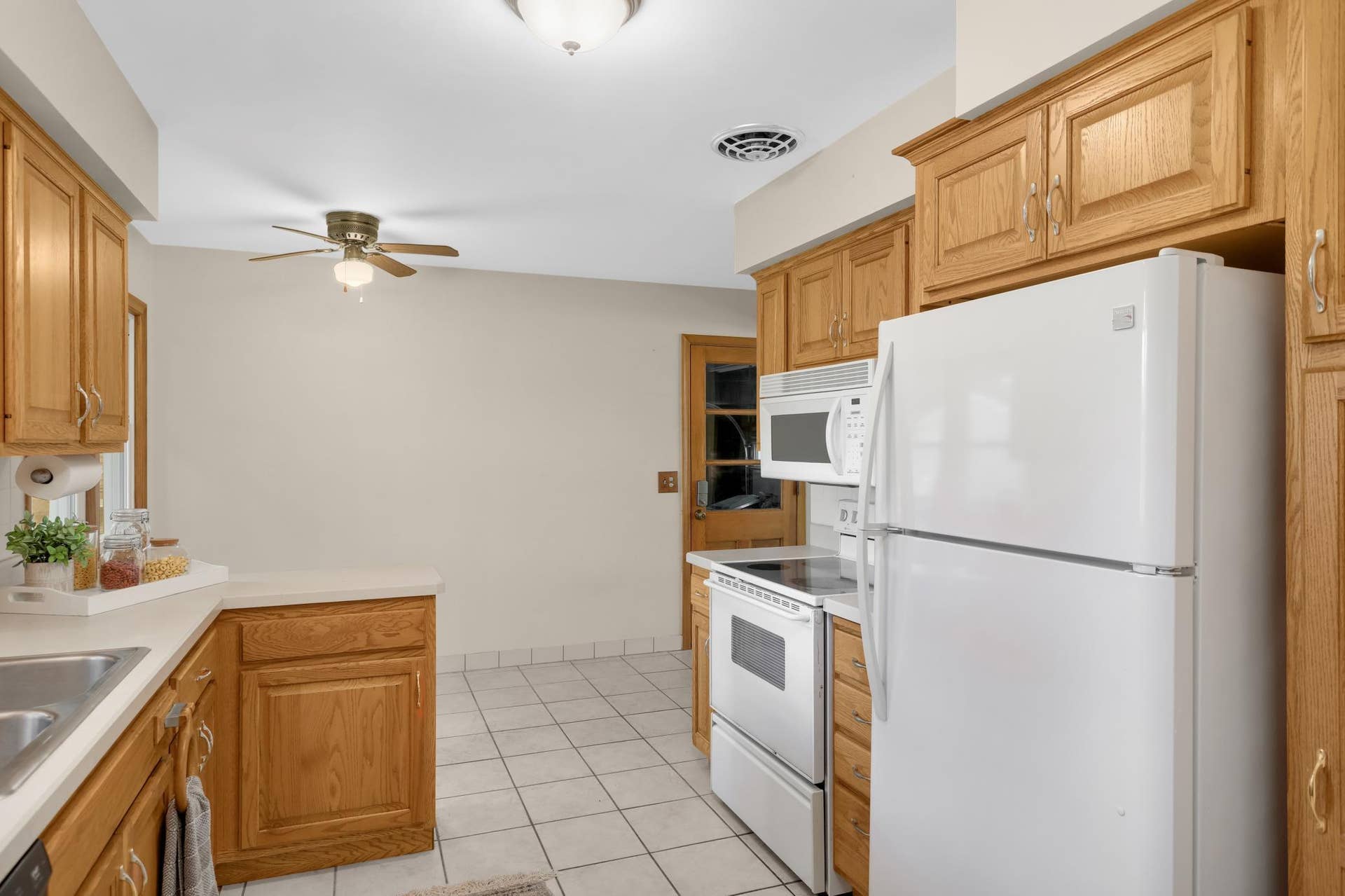3829 Oak Street N, Brooklyn Center, MN 55429 The tile floors make cleaning so easy.