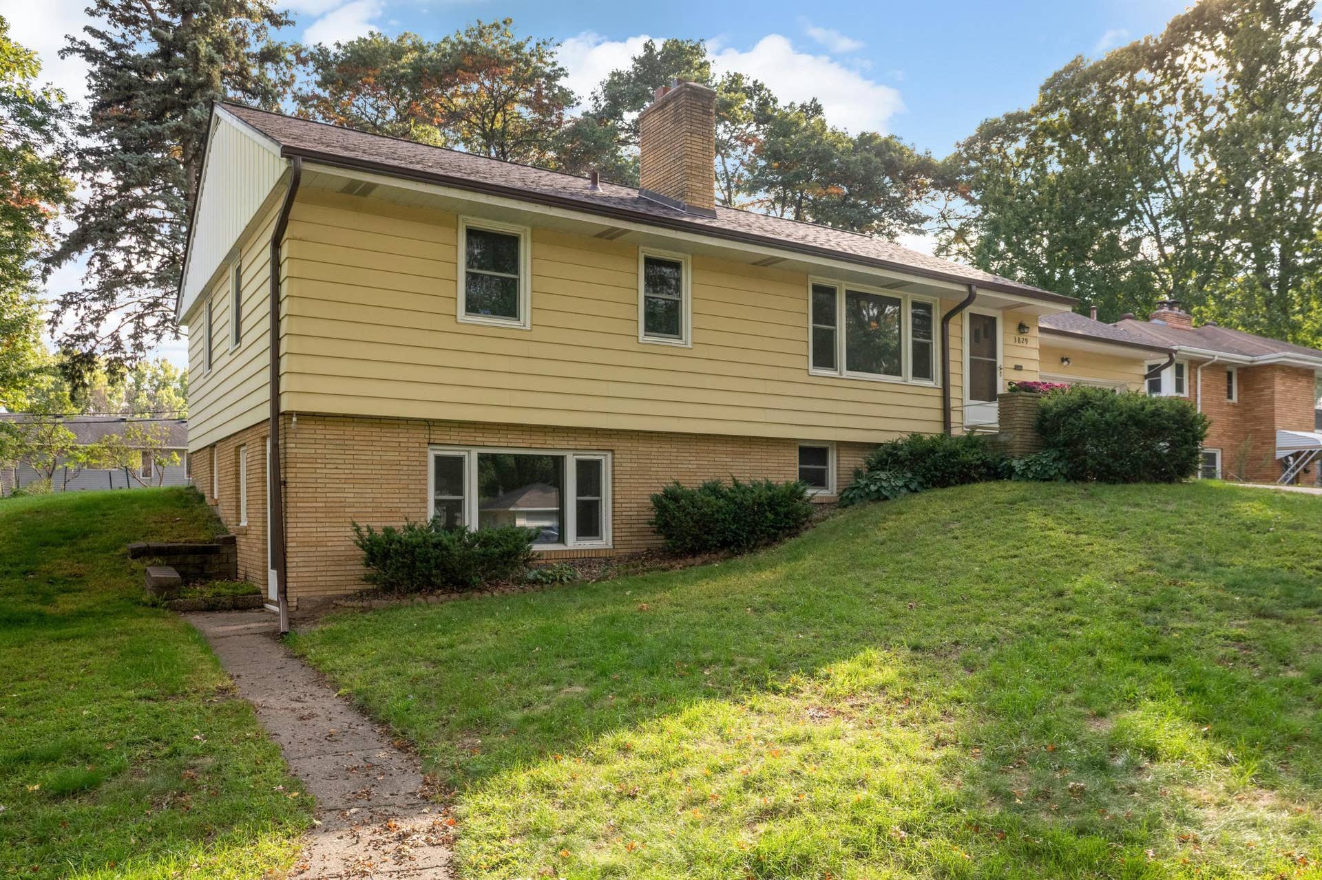 3829 Oak Street N, Brooklyn Center, MN 55429 Welcome home!