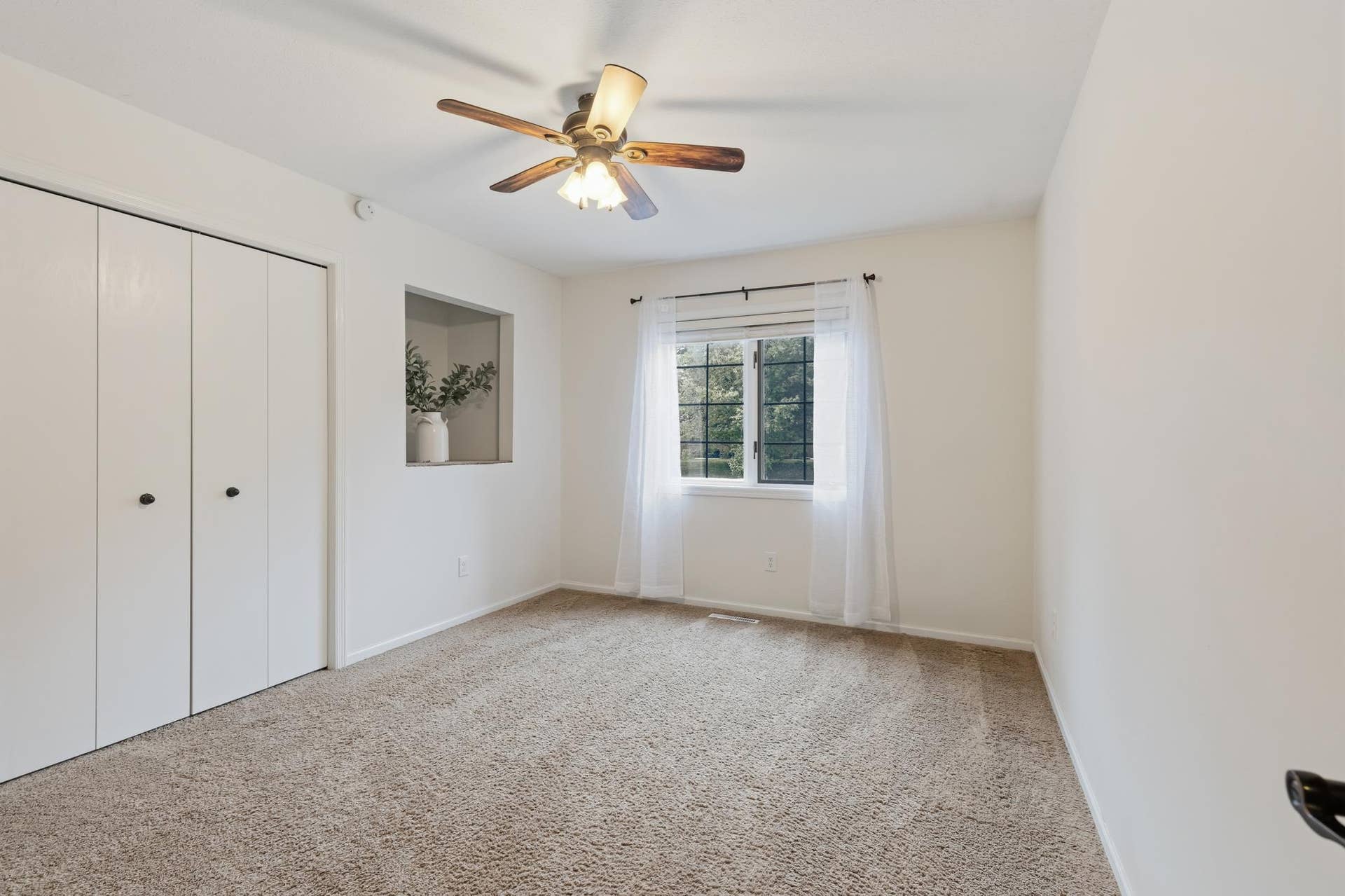 15469 Fish Point Road SE, Prior Lake, MN 55372 Bedroom 3 features ceiling fan and display niche