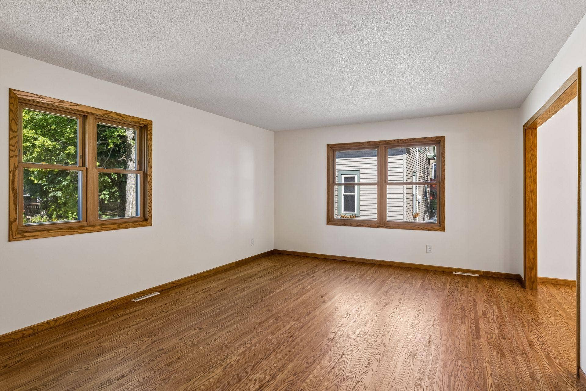2215 Lincoln Street NE, 87, Minneapolis, MN 55418 Spacious bright living area