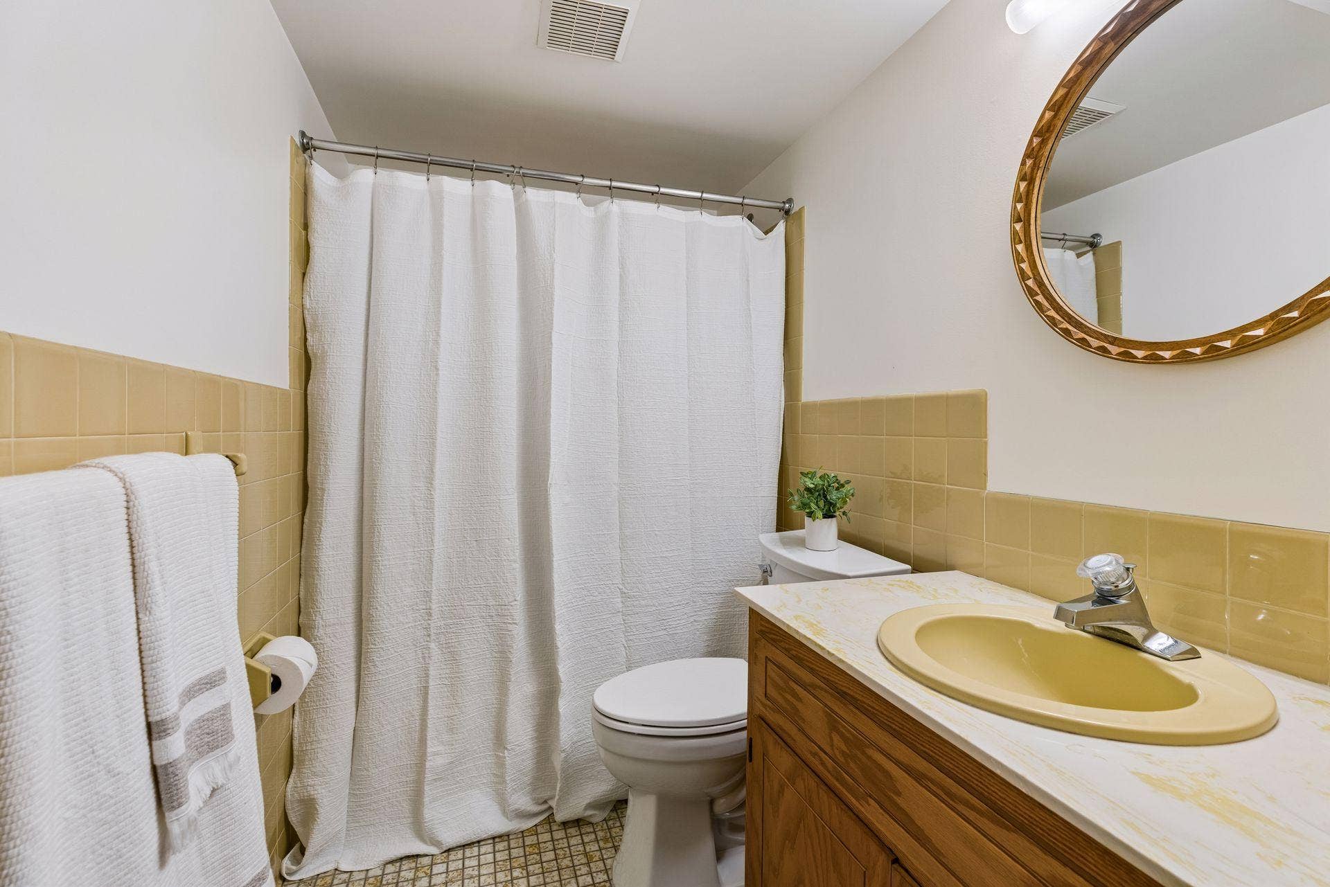 2215 Lincoln Street NE, 87, Minneapolis, MN 55418 Lower level full bath