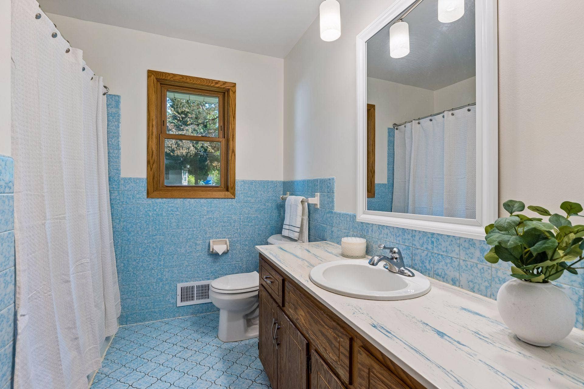 2215 Lincoln Street NE, 87, Minneapolis, MN 55418 Main floor full bath