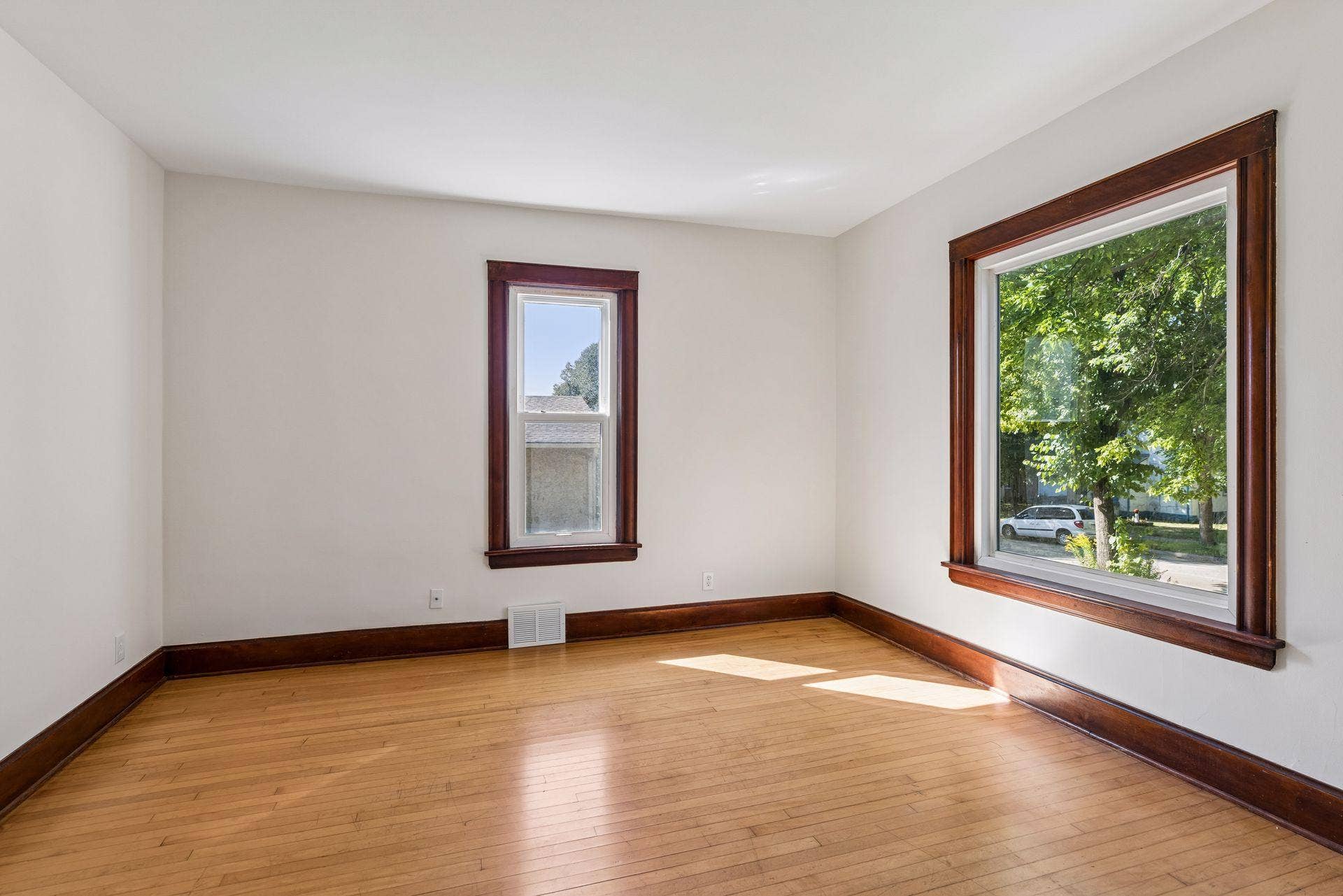 2219 Lincoln Street NE, 87, Minneapolis, MN 55418 Living room with natural hardwood floors