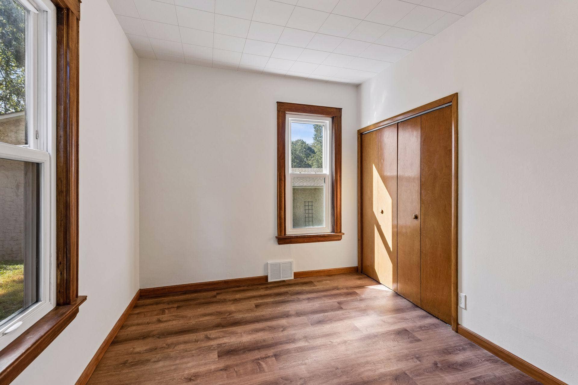 2219 Lincoln Street NE, 87, Minneapolis, MN 55418 Main floor bedroom with walk-in closet