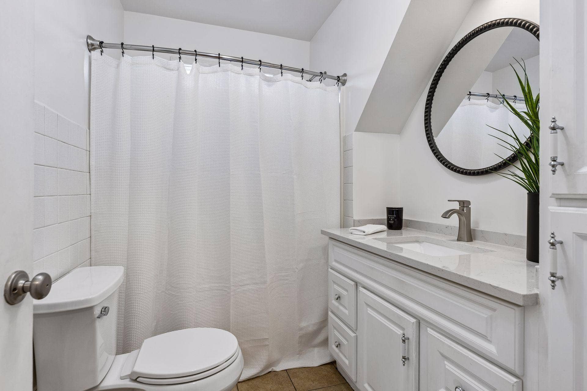 2219 Lincoln Street NE, 87, Minneapolis, MN 55418 Upper primary full bath