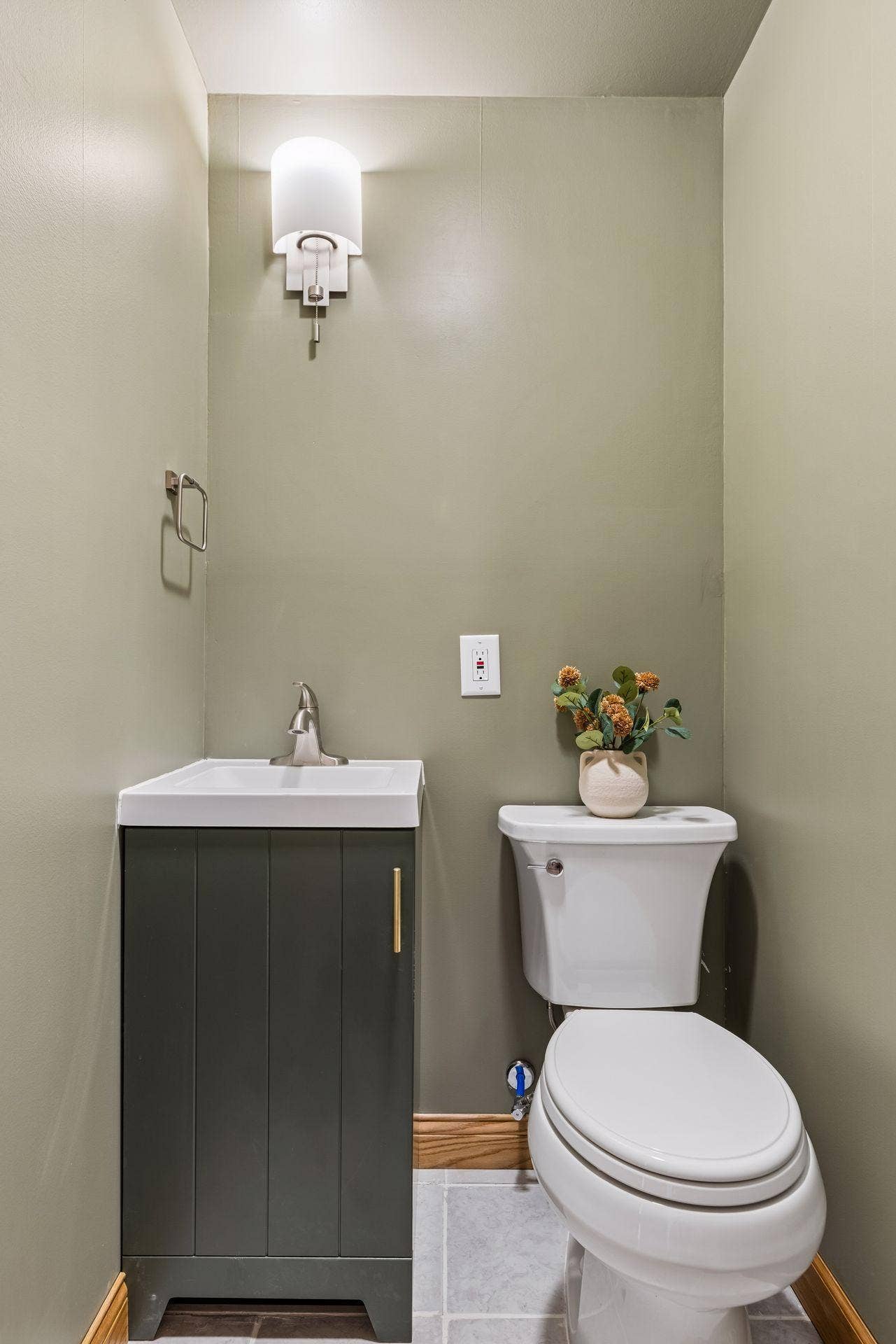 2219 Lincoln Street NE, 87, Minneapolis, MN 55418 Main floor half bath