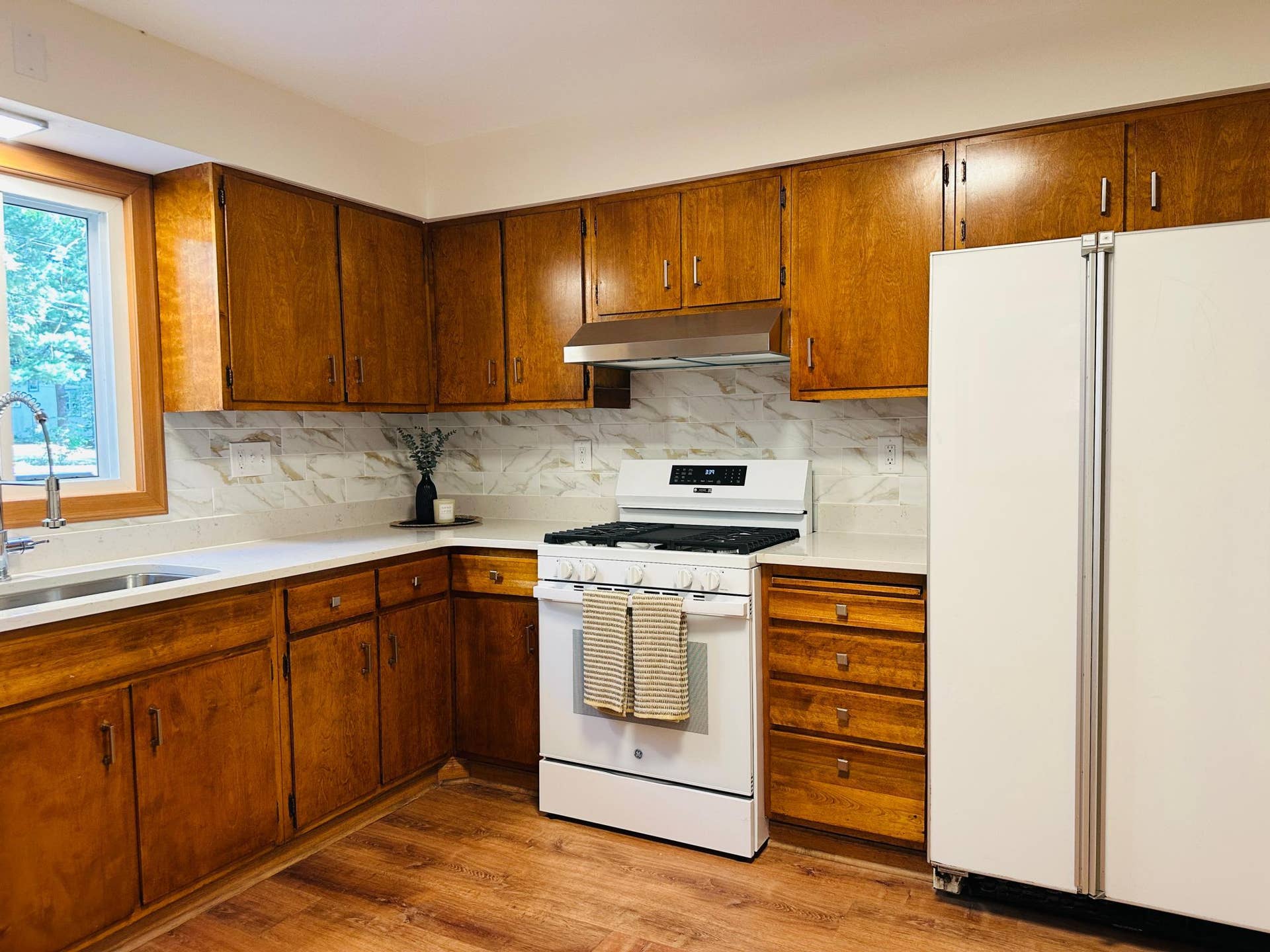 2219 Lincoln Street NE, 87, Minneapolis, MN 55418 Kitchen with new gas stove