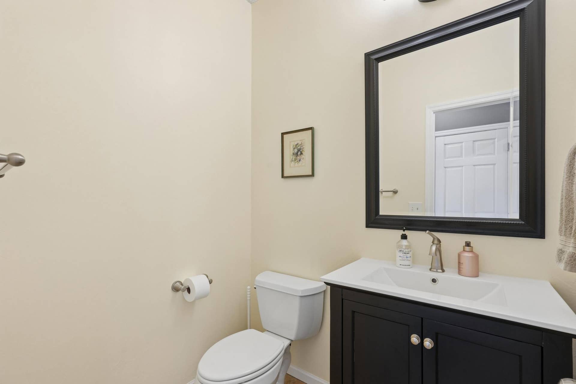 Main level 1/2 bath