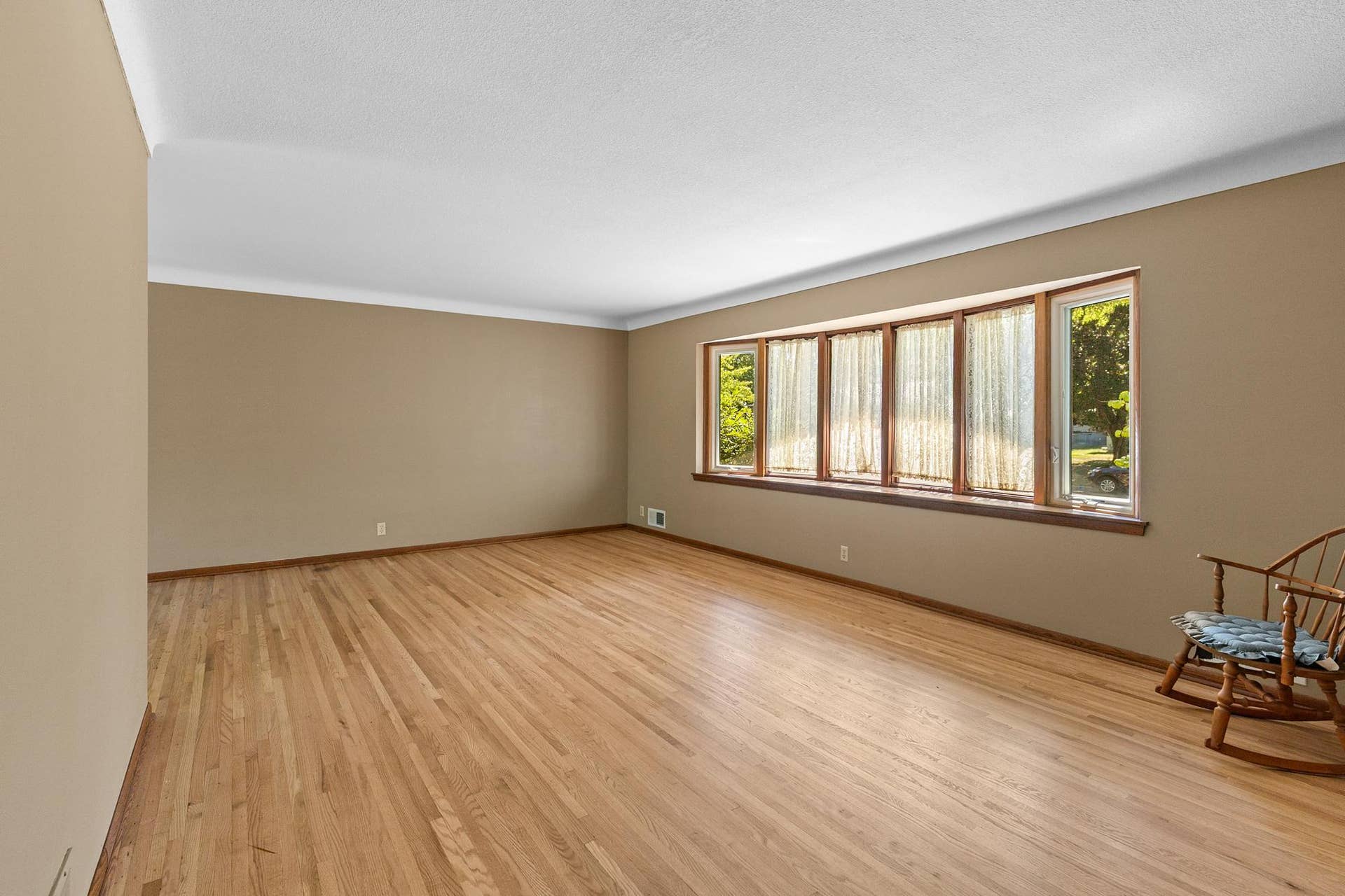 2567 Orchard Lane, White Bear Lake, MN 55110 Spacious Front Living Room - Pic 1 of 3
