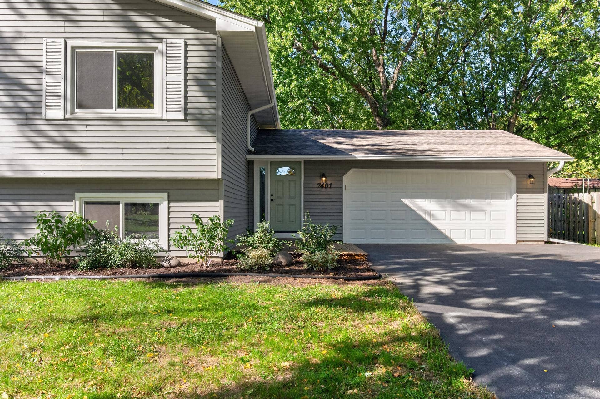 7401 James Avenue N, Brooklyn Park, MN 55444
