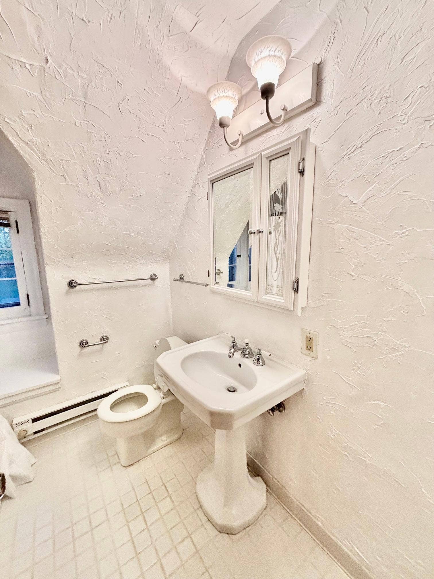 96 Mounds Boulevard, 90, Saint Paul, MN 55106 2nd floor full bath